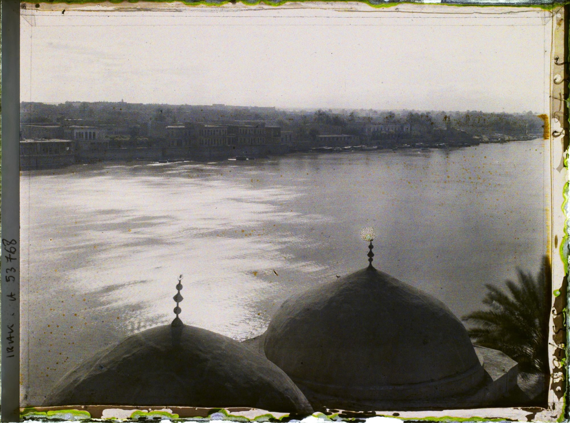 Image représentant Le Tigre au crépuscule. Au premier plan les coupoles de la mosquée funéraire de Sayyid Sultan Ali (1680, restaurée à la fin du XIXe siècle)