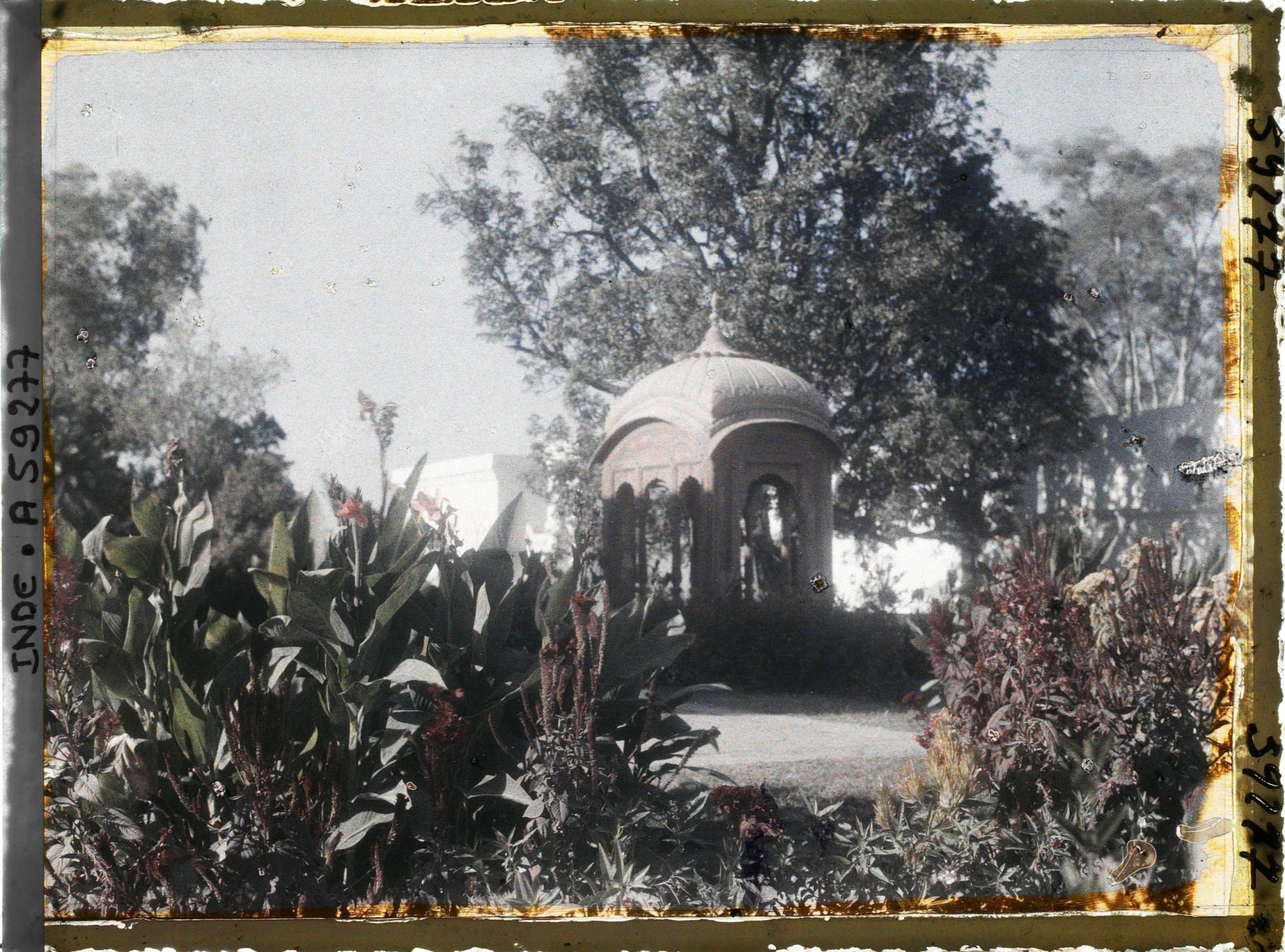 Image représentant Petit pavillon dans le parc du palais Jagatjit