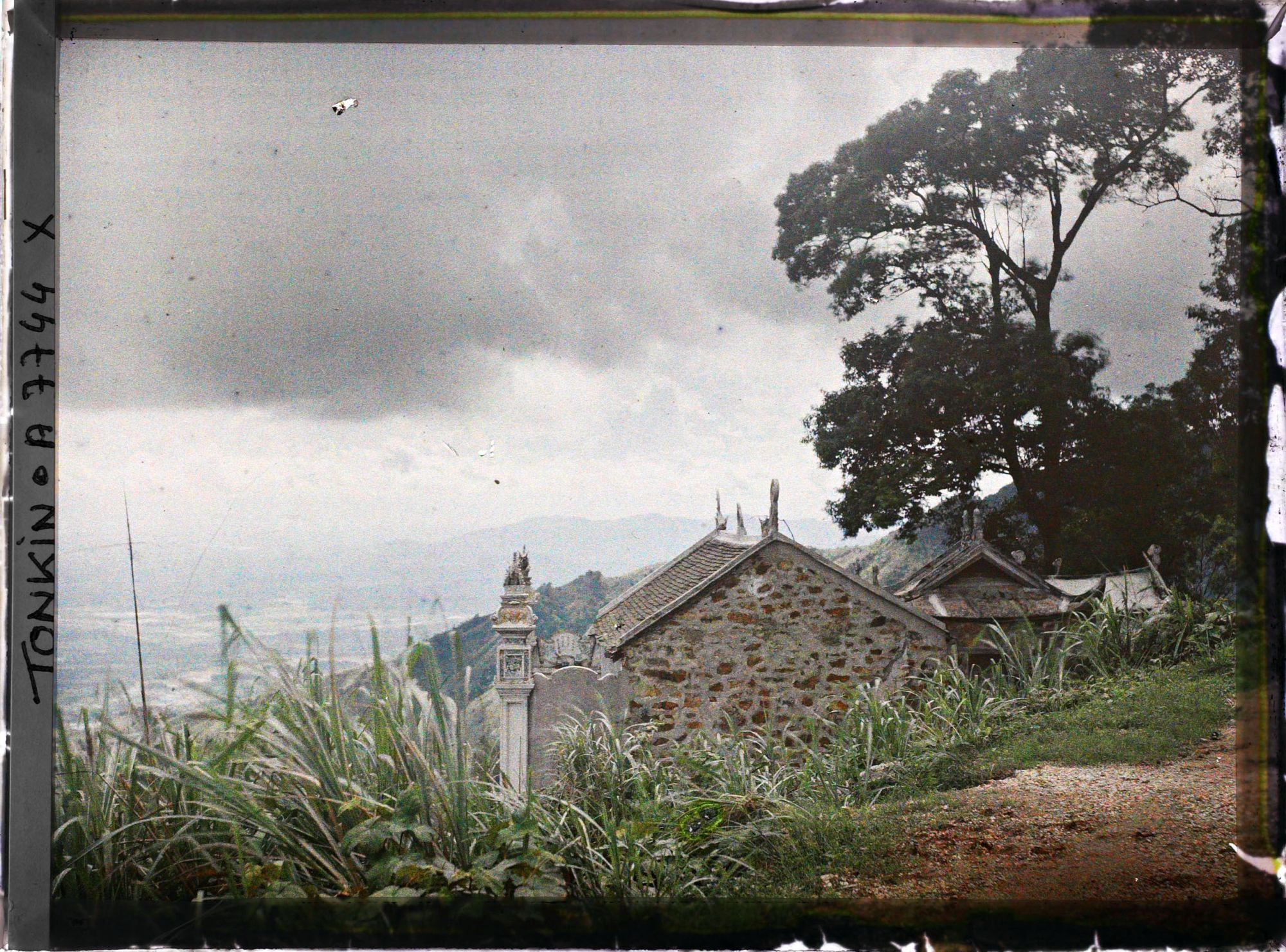 Image représentant Un paysage et un temple pris du massif du Tam-dao (" Trois Sommets ")