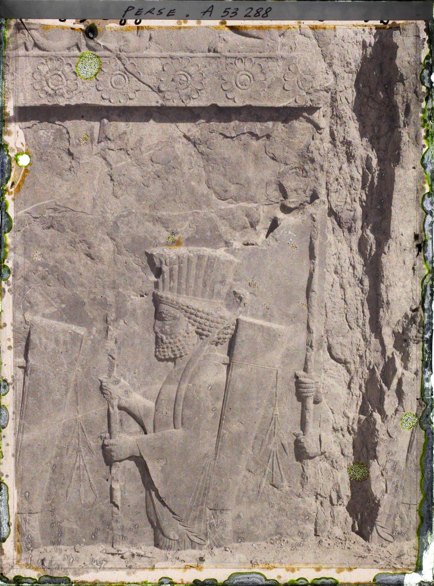 Image représentant Le Tatchara (palais de Darius 1er), bas-relief représentant des gardes perses
