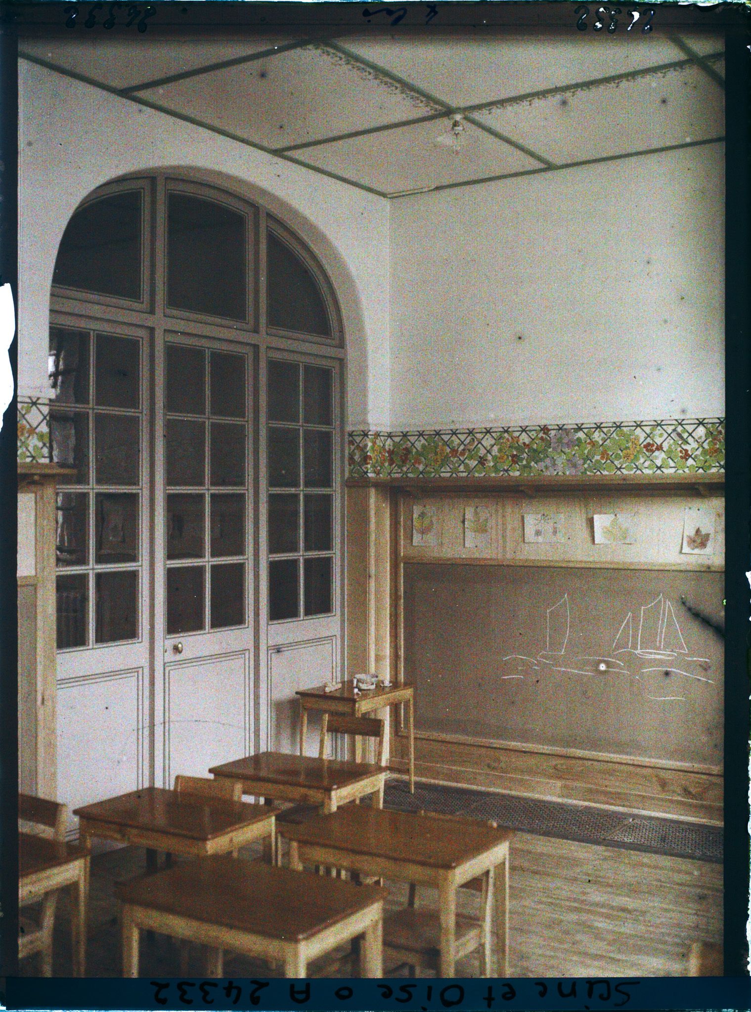 Image représentant Ecole Normale Supérieure de Jeunes filles de Sèvres : L'Entrée des Classes enfantines