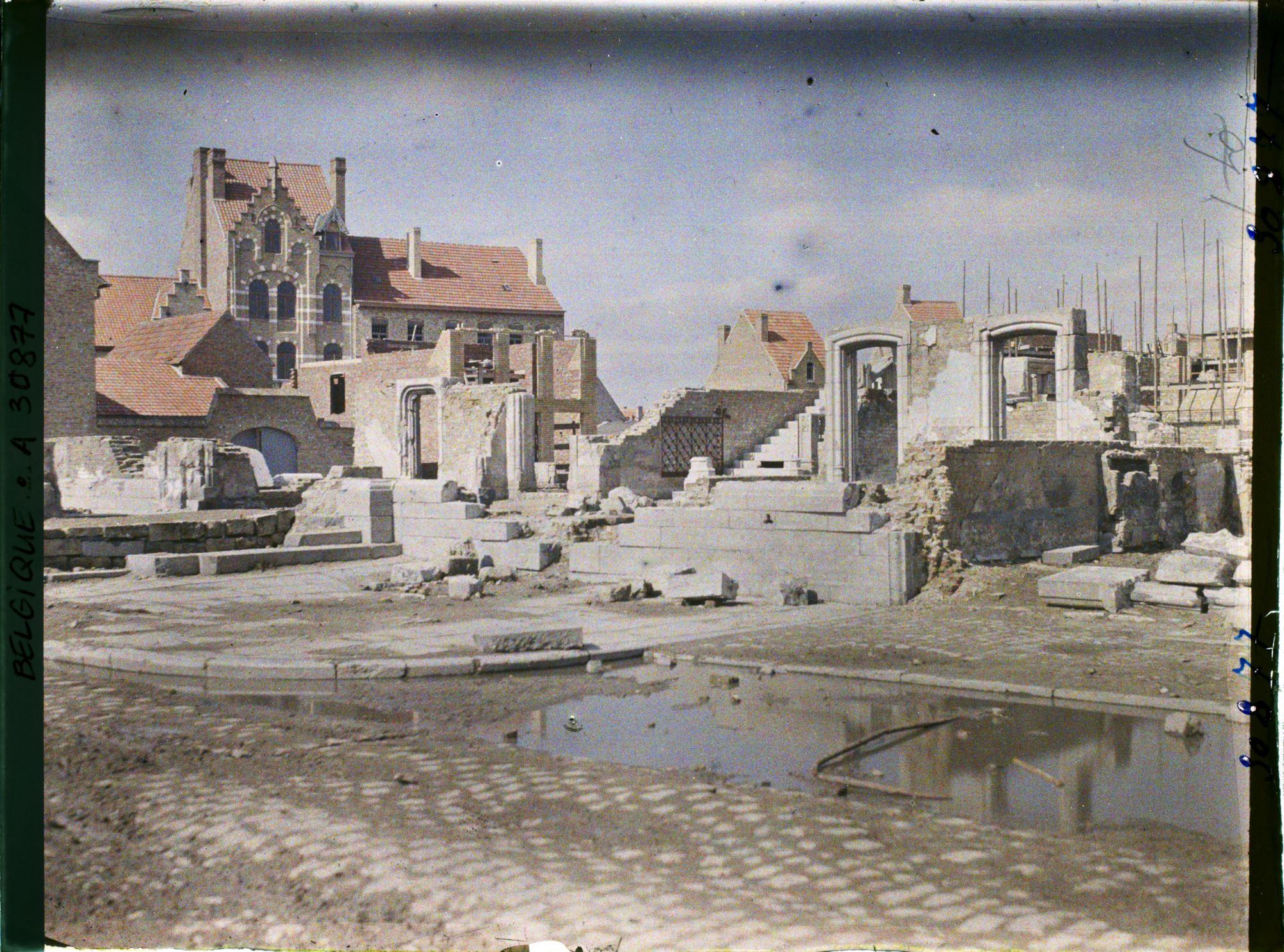 Image représentant Belgique, Dixmude, Aspect de la Grande Place et ruines de l'Hôtel de Ville