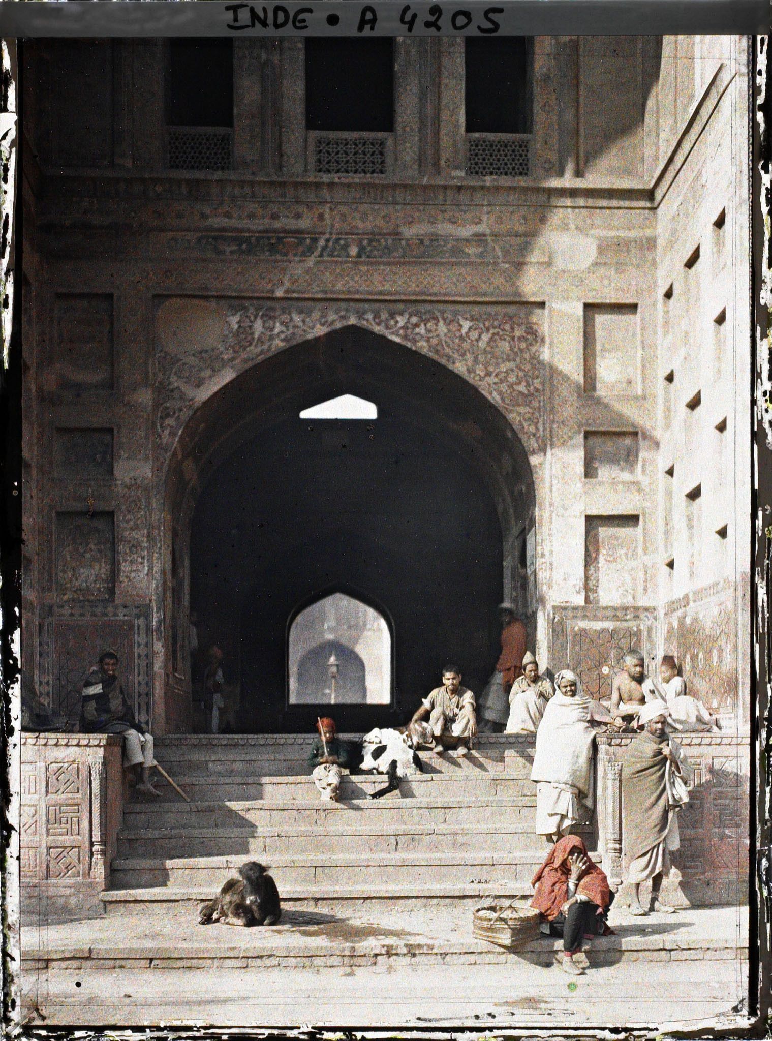 Image représentant Porte de l'enceinte de la mosquée de WASIR KHAN, édifiée par SHAH JAHAN en 1634
