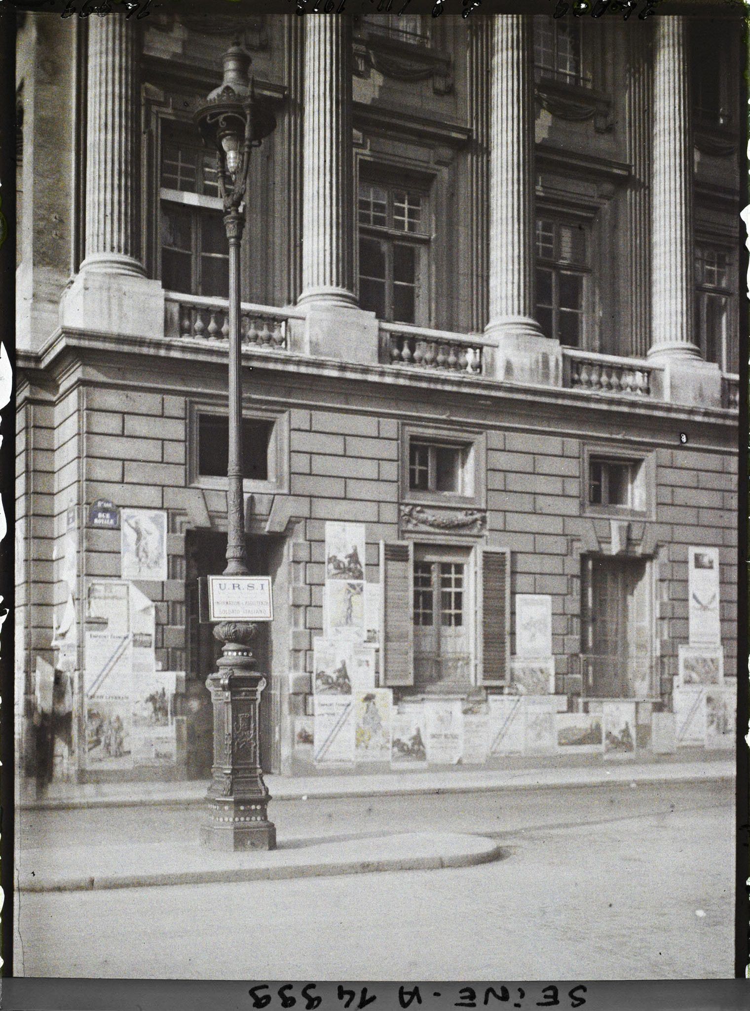 Image représentant Rue Royale, indications sur un reverbère de l'U.R.S.I., Information Assistenza Soldato Italiano