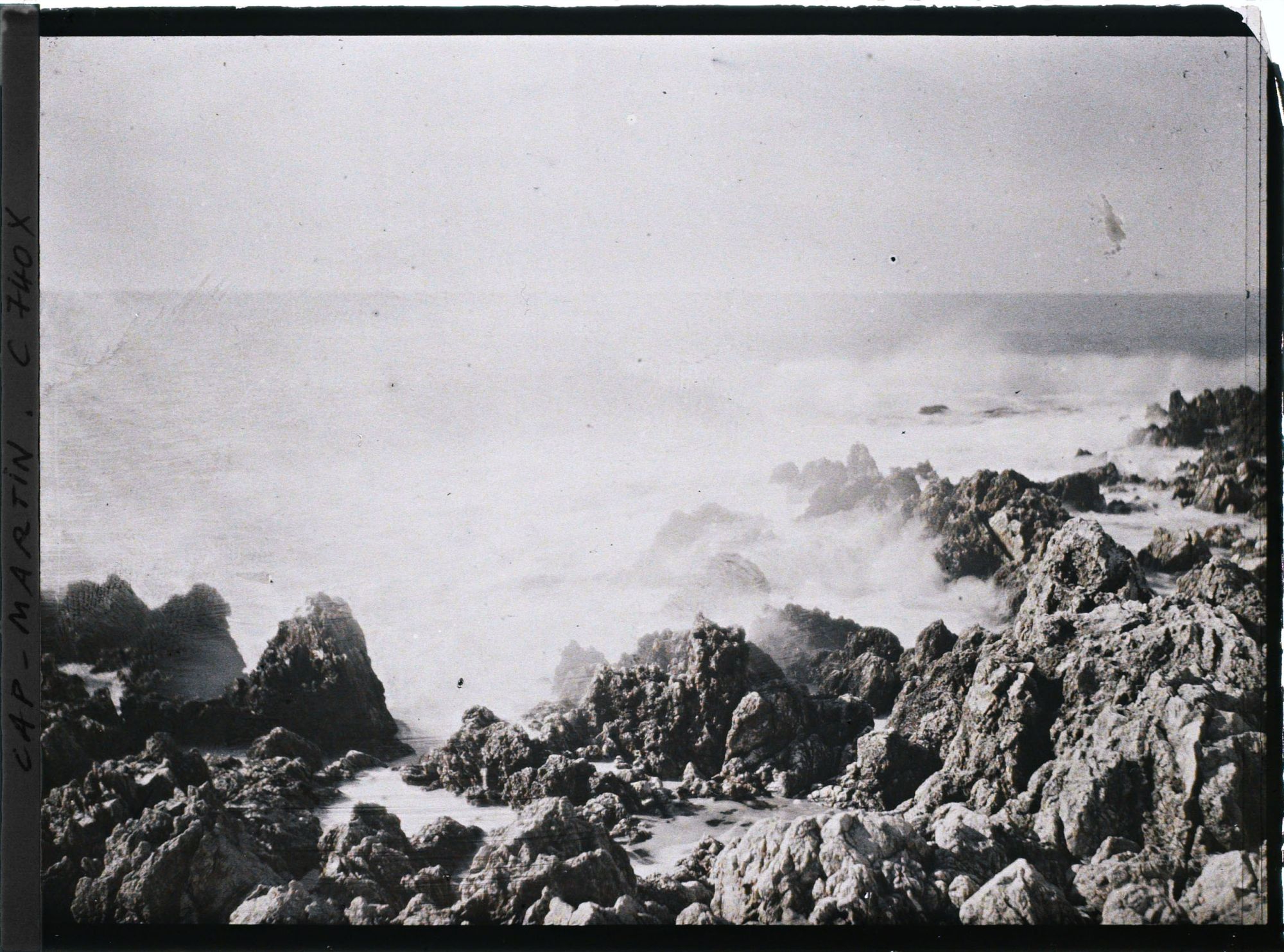 Image représentant Vagues se brisant sur les rochers, vus non loin de la villa Kahn, légèrement vers l'ouest