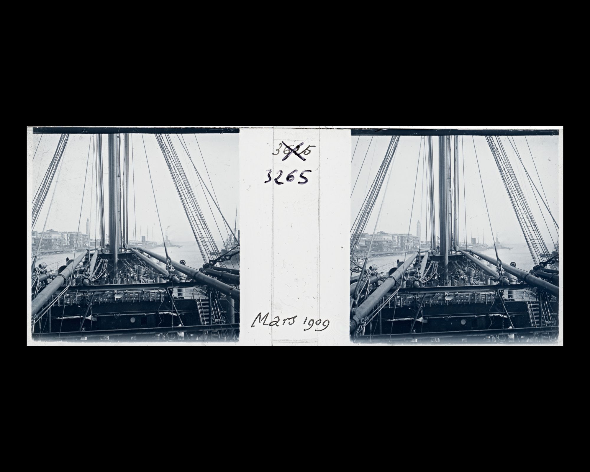 Image représentant Le pont avant du Lutzow avec la ville et le canal de Suez