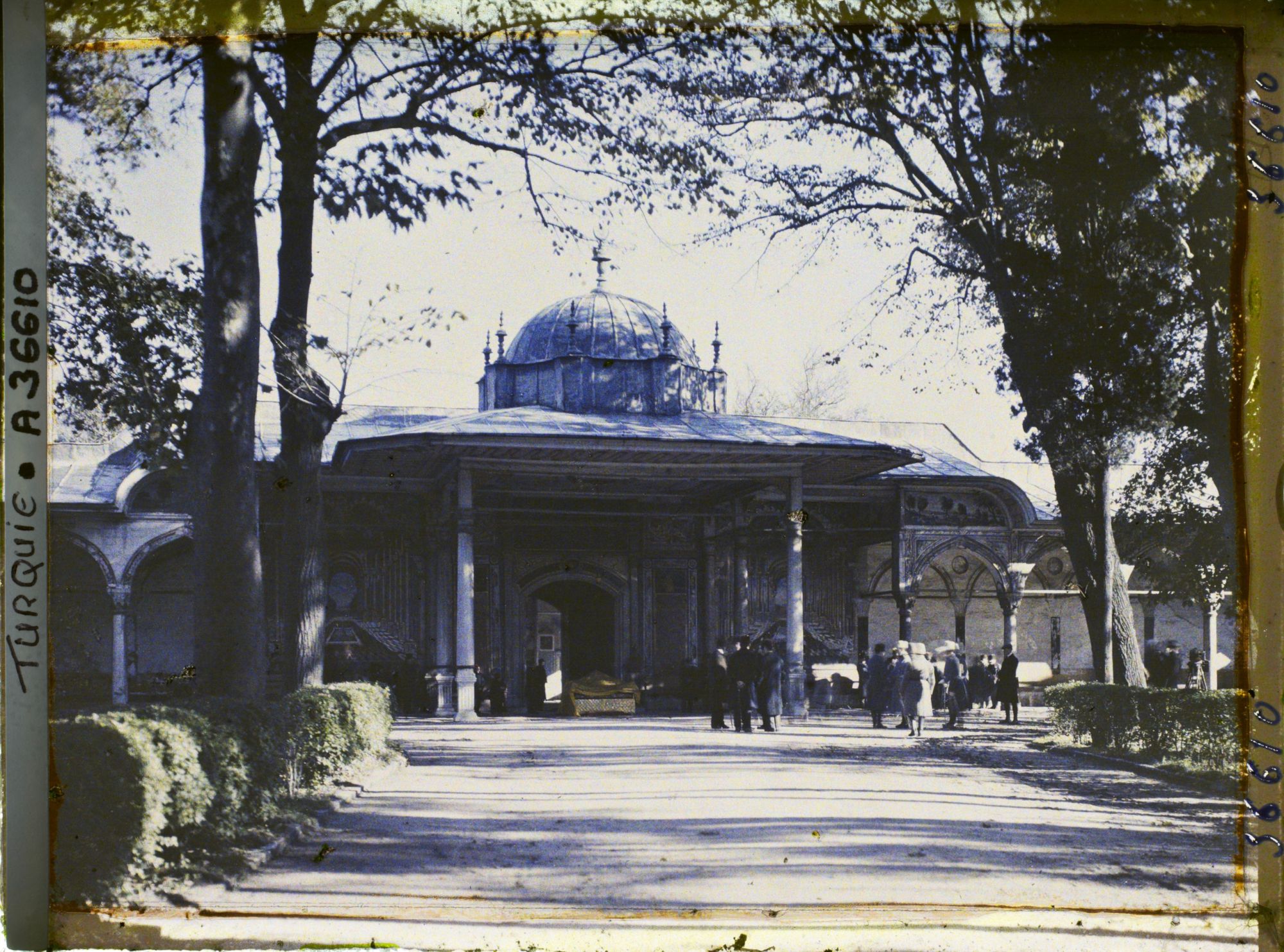 Image représentant Topkapi Sarayi - Bab-üs-Saadet ("Porte de la Félicité") le jour de l'investiture du Calife