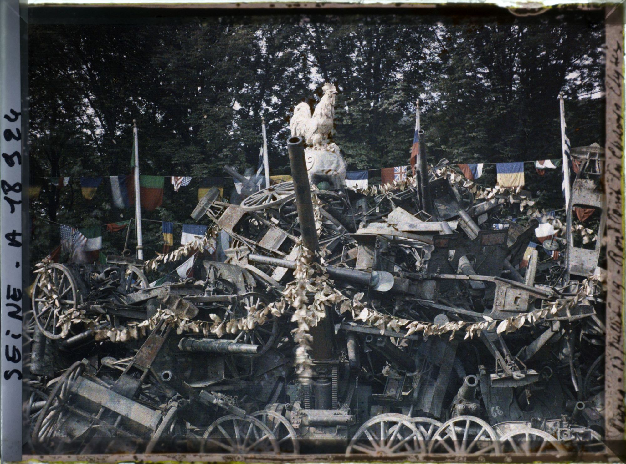 Image représentant Canons exposés sur le rond-point des Champs-Elysées pour les fêtes de la Victoire des 13 et 14 juillet (actuel rond-point Marcel-Dassault)
