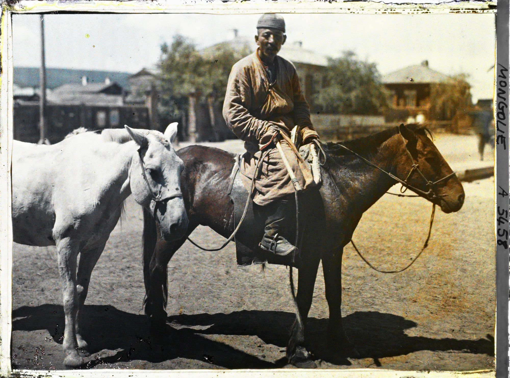 Image représentant Un cavalier bouriate (?) tenant un cheval par la longe