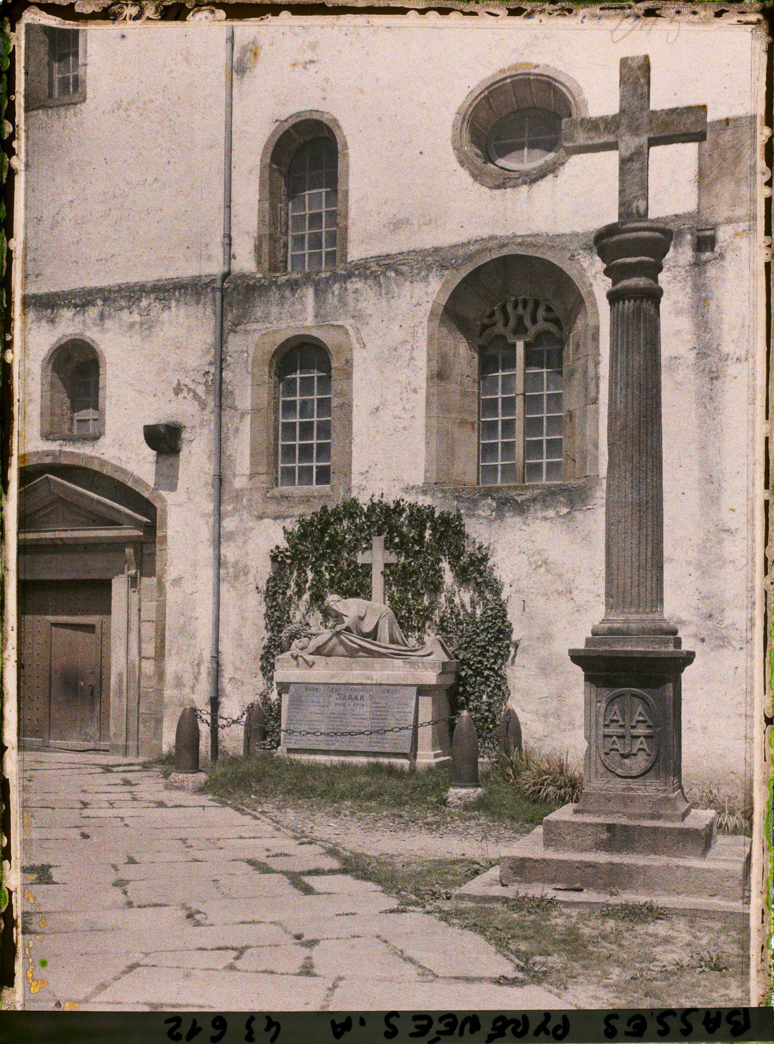 Image représentant France, Sarre, L'entrée de l'Eglise et le monument aux morts