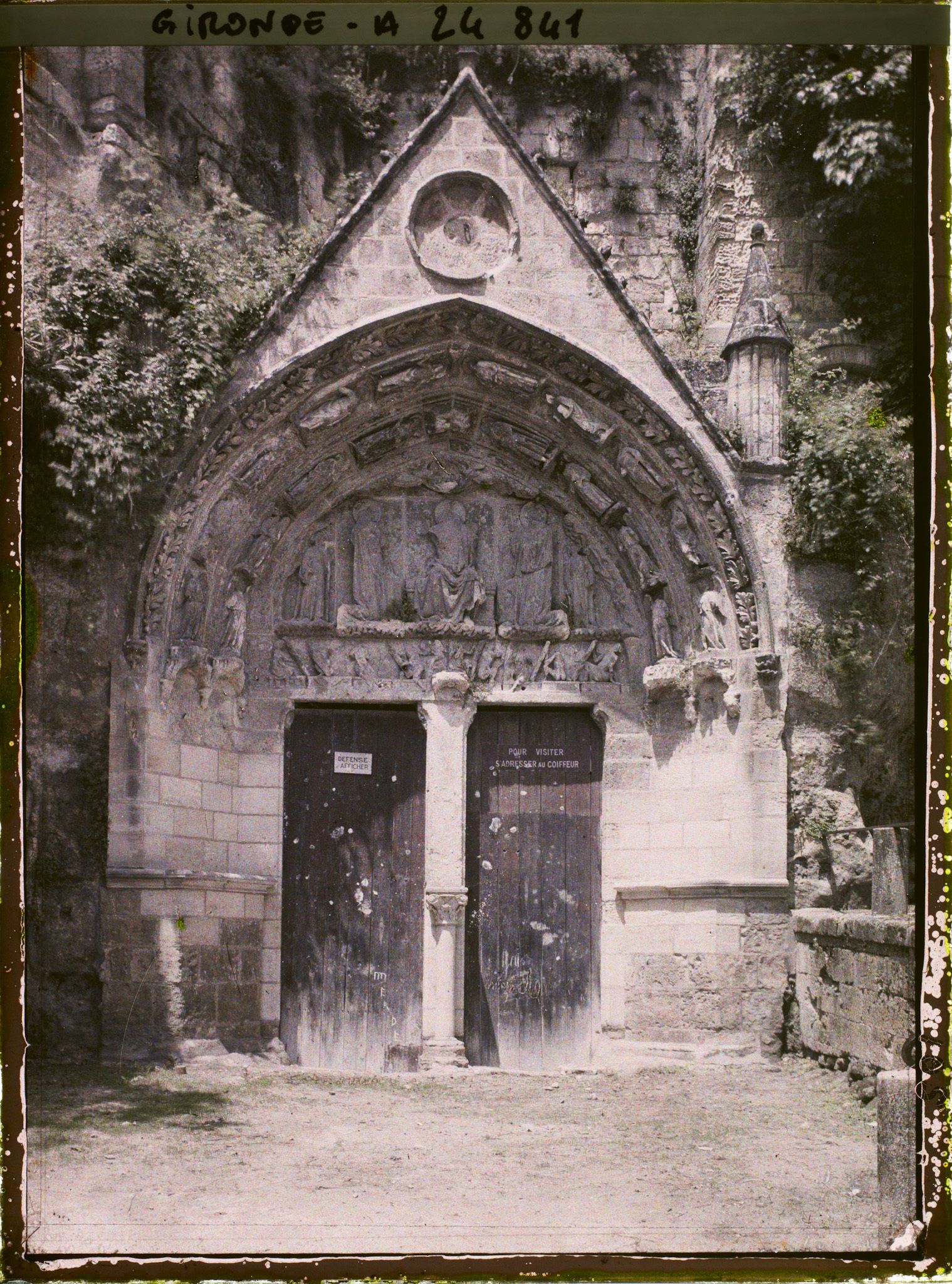 Image représentant Le porche de l'église Monolithe