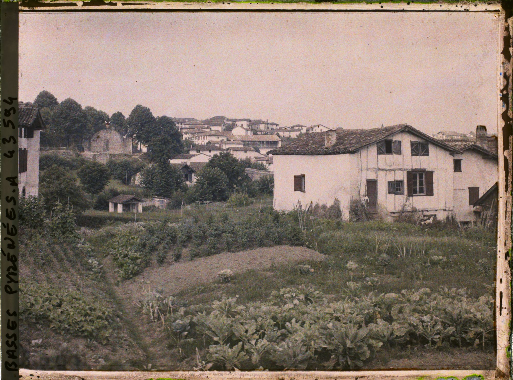 Image représentant France, Espelette, Ensemble vu de plus près