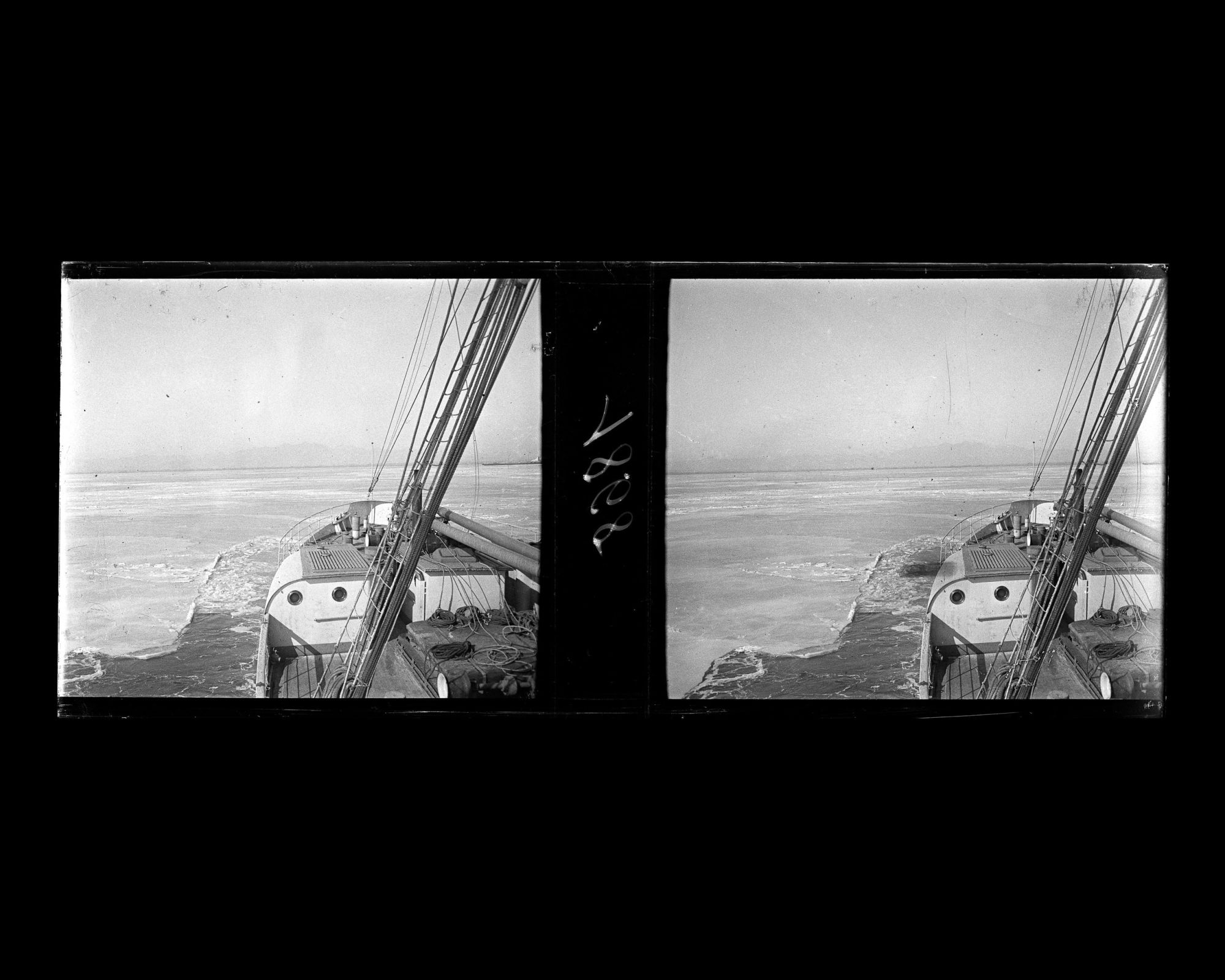 Image représentant La proue du vapeur allemand Staatssekretär Kraëtke pris dans la banquise, effectue une marche arrière