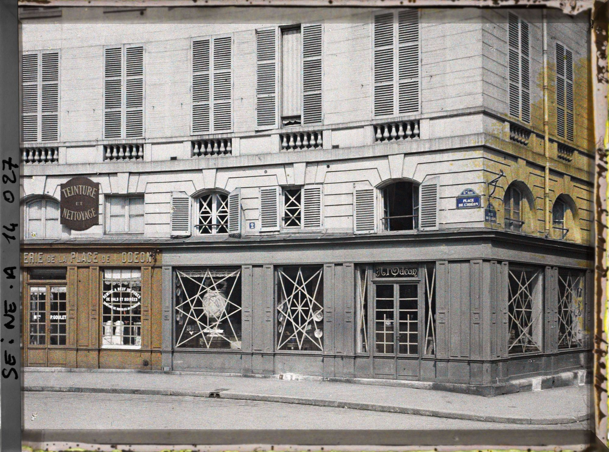 Image représentant Vitrines de magasins protégées contre les bombardements place de l'Odéon