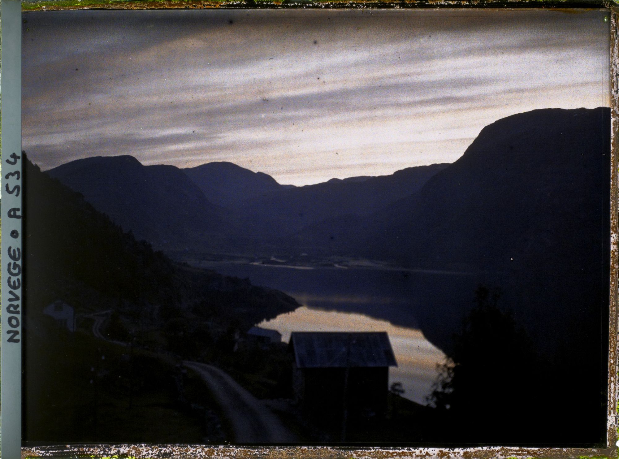Image représentant Le lac Roldalsvatnet au coucher du soleil