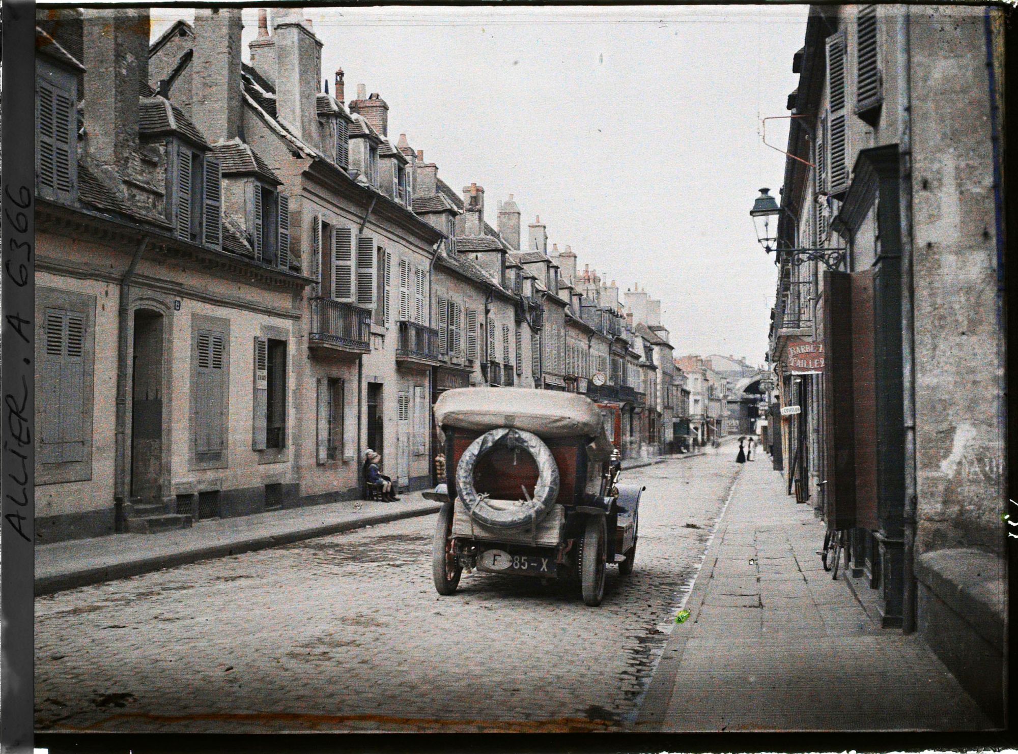 Image représentant La voiture de l'opérateur, rue Règemortes en direction des halles