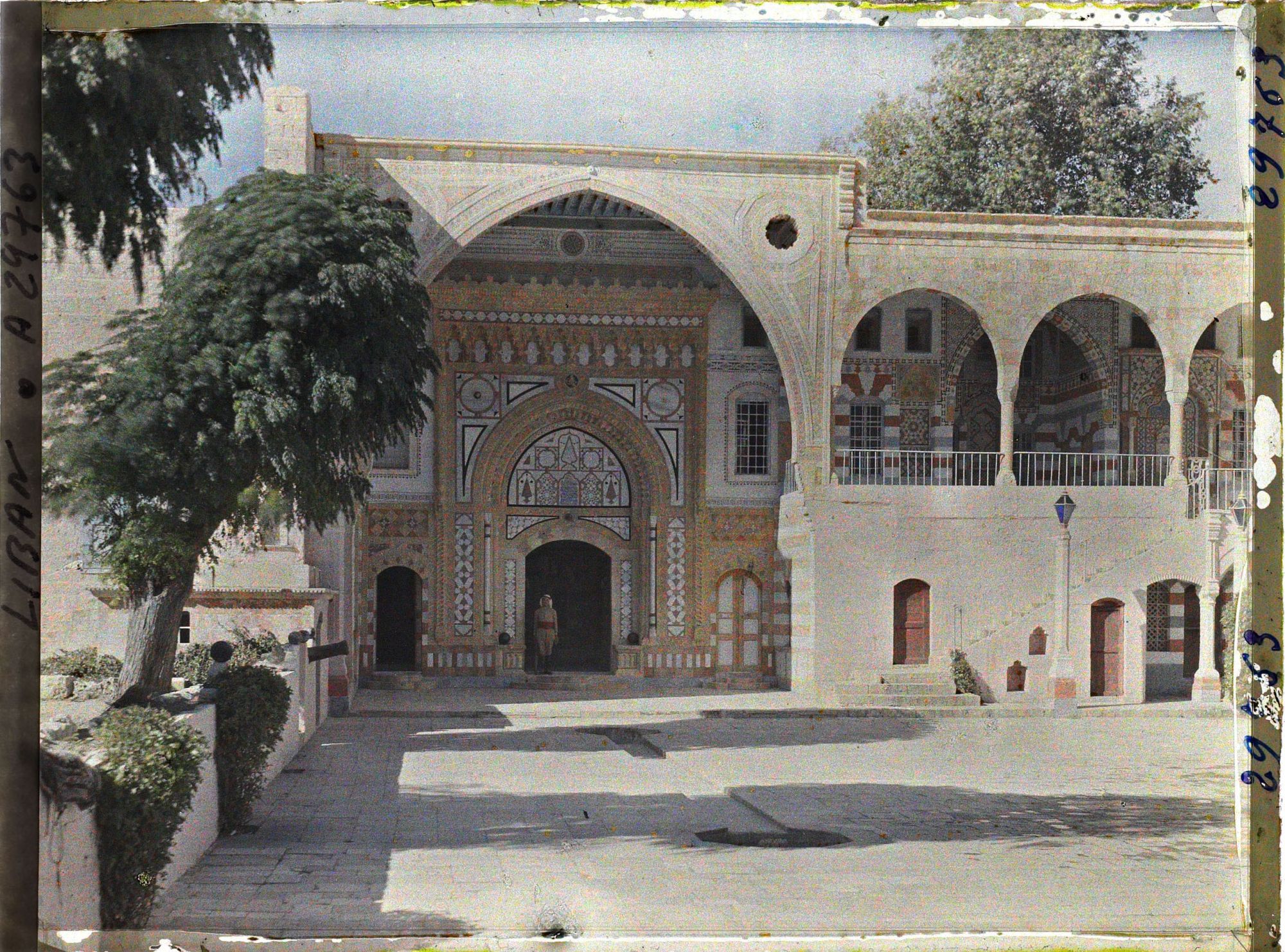 Image représentant Palais de l'émir Bachir Chihab : portail du Dar El-harim depuis la cour du Dar El-wousta