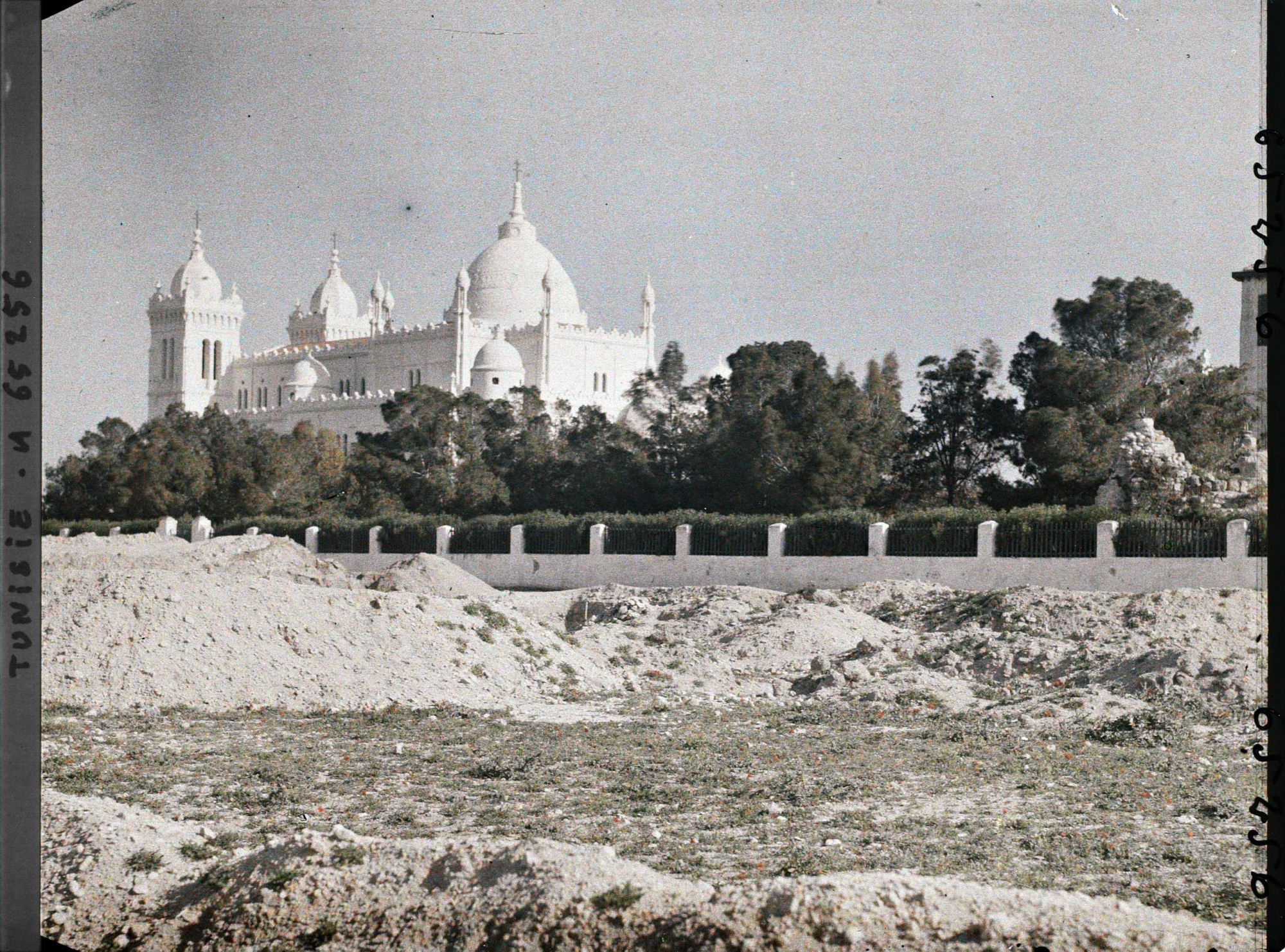 Image représentant La cathédrale de Saint-Louis ou primatiale de Carthage construite sur la colline de Saint-Louis ou Byrsa