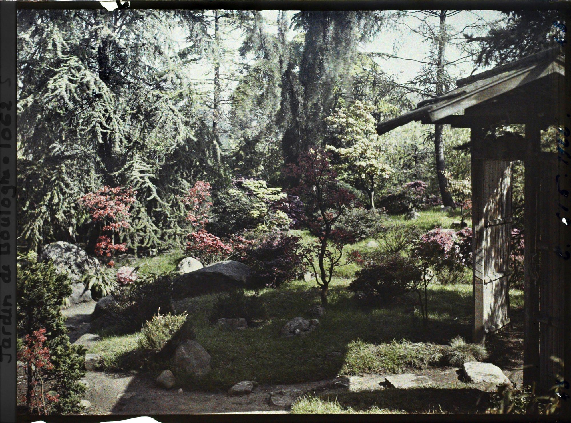 Image représentant Porte du " village japonais " et paysage situé à l'entrée du " sanctuaire japonais "