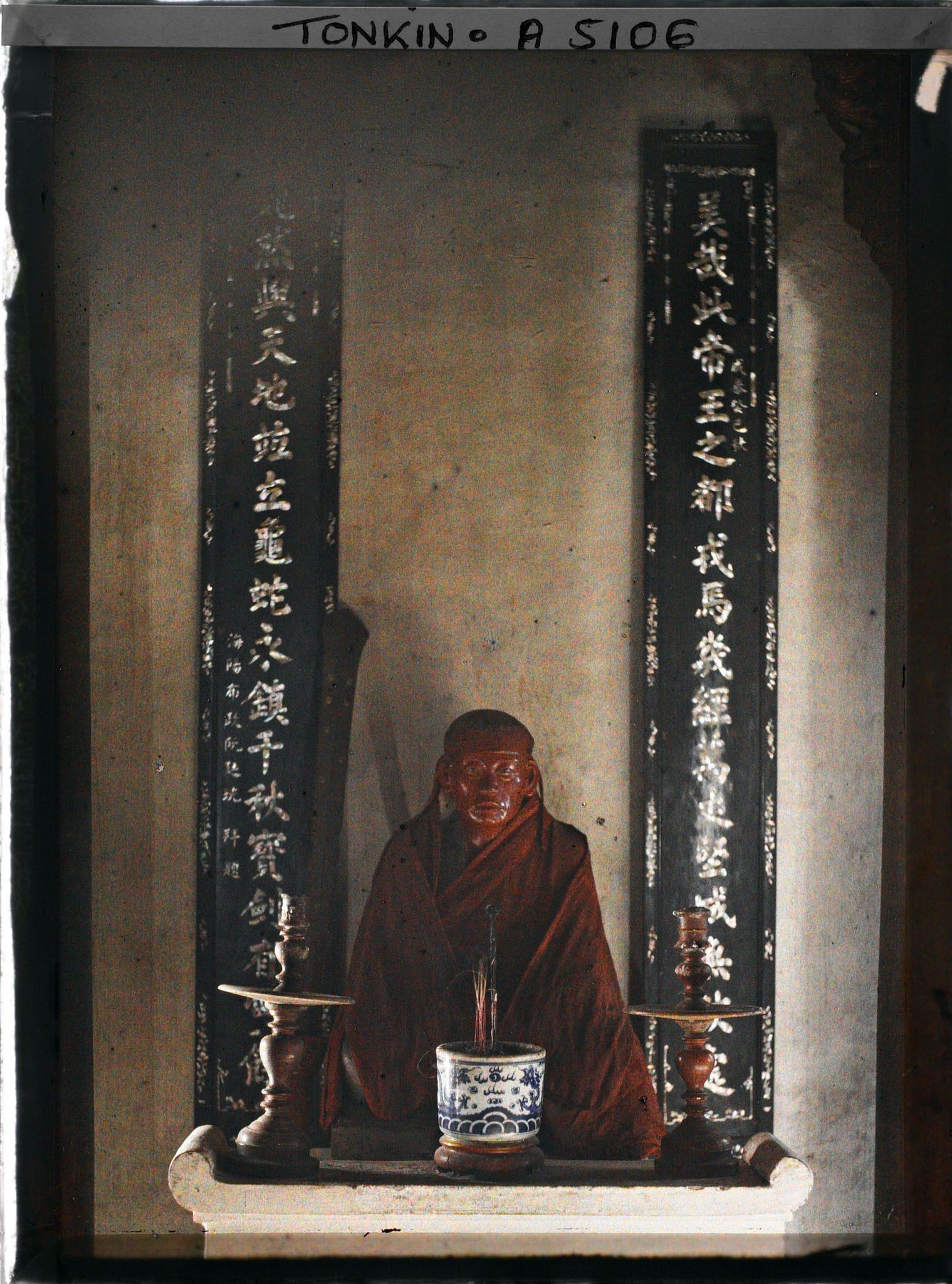 Image représentant Un autel latéral au temple Chan-vu (ou Tran-vu) dans le quartier de la Citadelle (le Grand Lac).