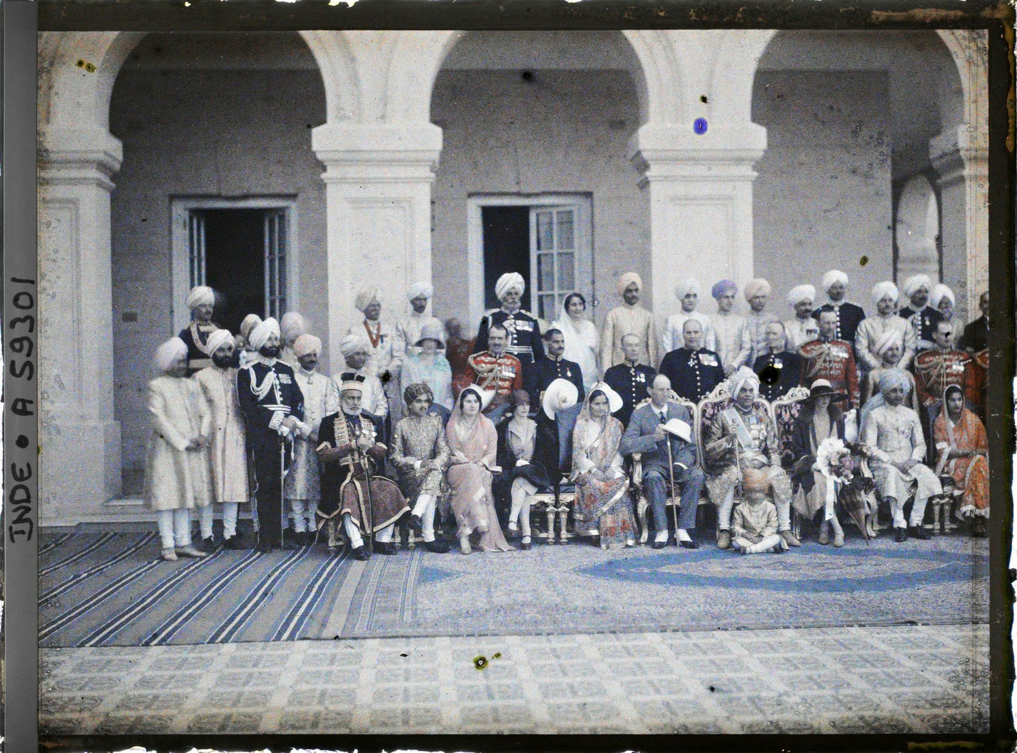 Image représentant Portait de groupe lors du jubilé célébrant les cinquante ans de règne du maharajah Jagatjit Singh - Première partie des festivités, réservée aux officiels britanniques et aux autres invités européens