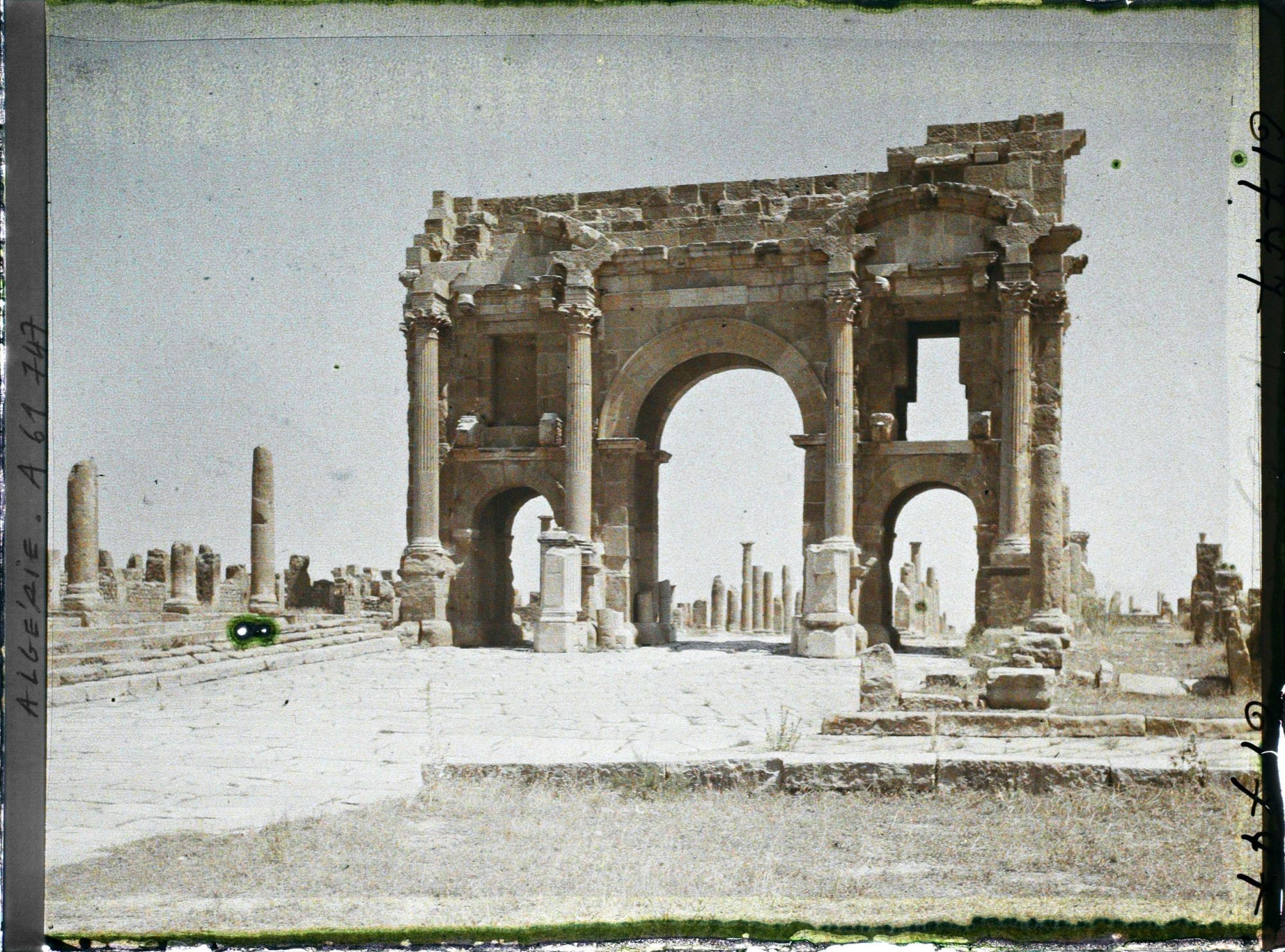 Image représentant Algérie, Timgad, Arc de Trajan face Ouest