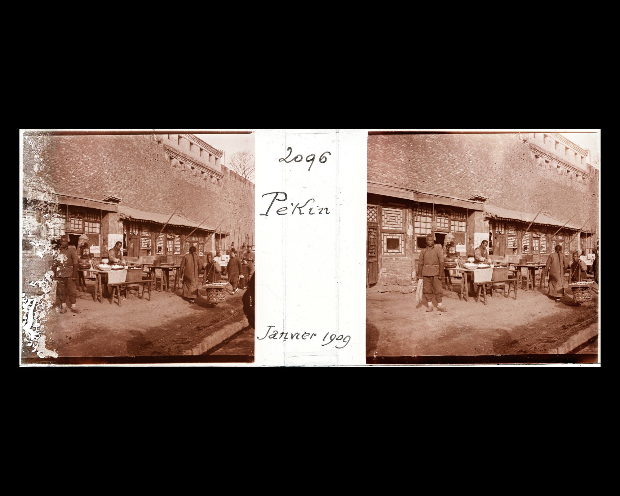 Image représentant Scène de rue sous les murs du bastion (wengcheng) de Xizhimen ("porte Droite de l'Ouest")