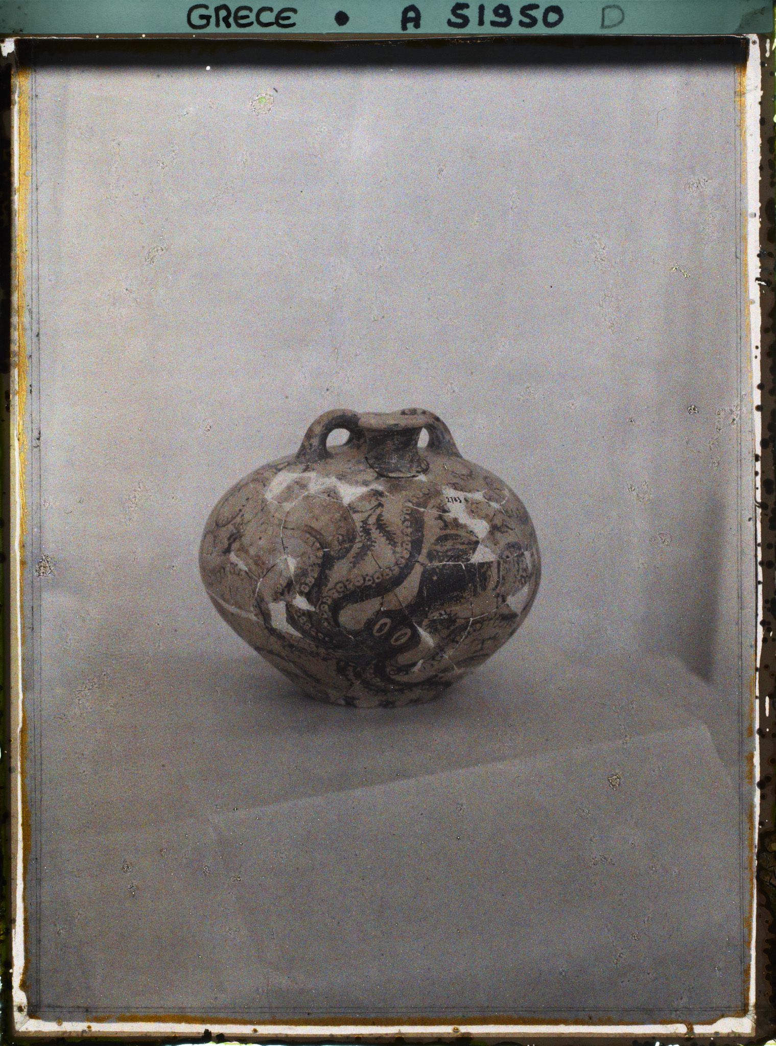 Image représentant Musée archéologique - Vase rond à petit col en terre cuite, orné d'un poulpe peint en noir, provenant de Gournia