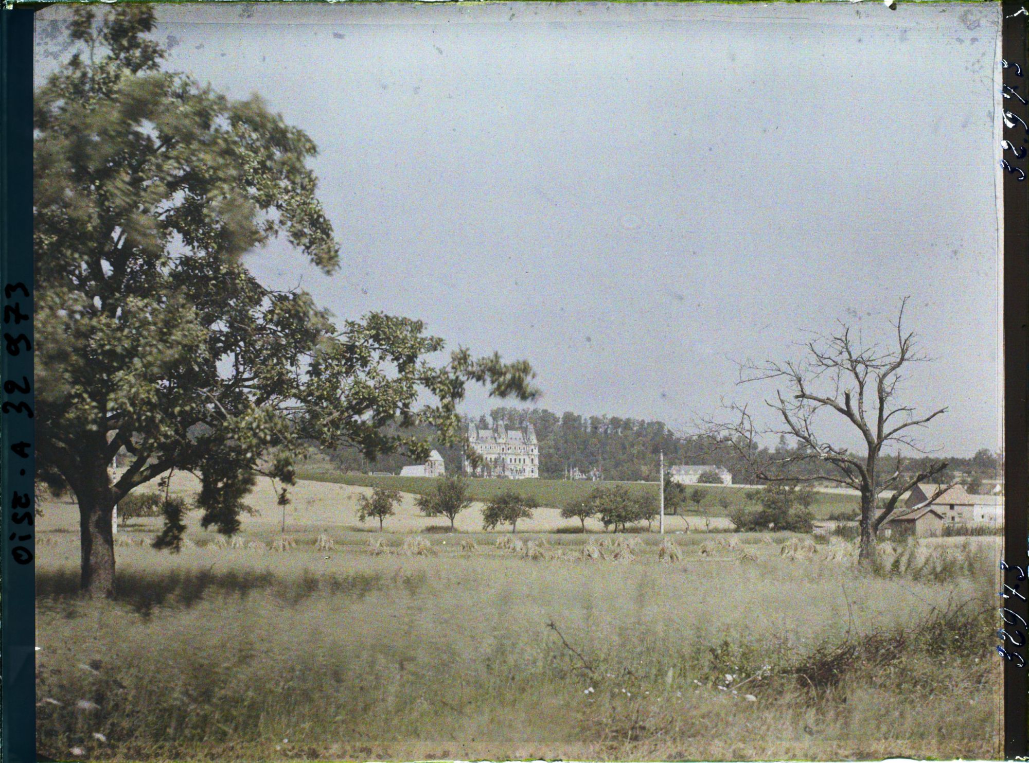 Image représentant France, Chiry, Vue vers le Château de Mennechet et la foret d'Ourscamp