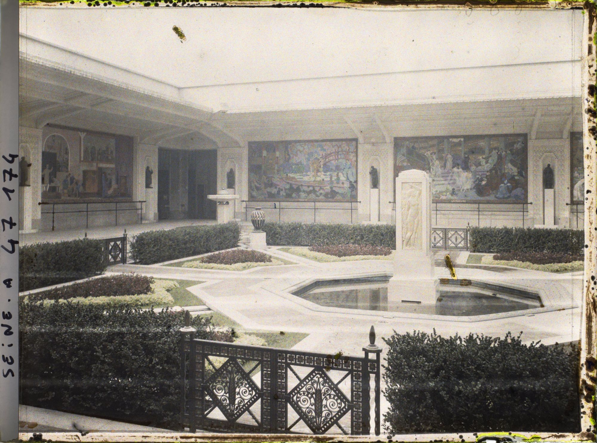 Image représentant L'Exposition des arts décoratifs, la Cour des métiers, Charles Plumet, Panneaux de Rapin, Marret et Guillonnet