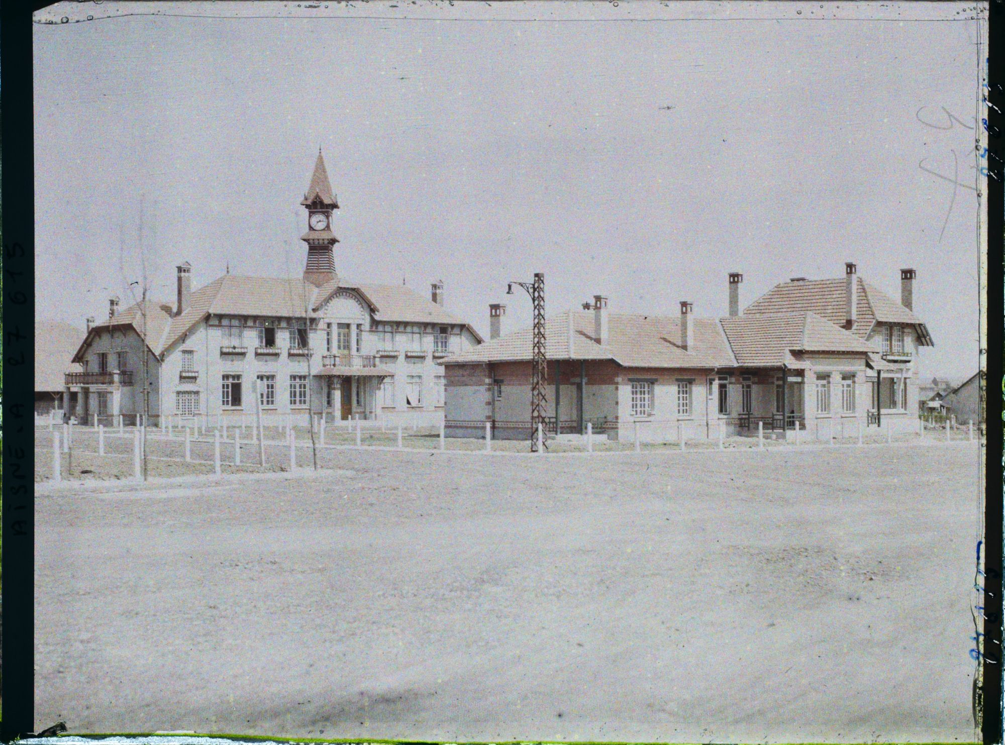 Image représentant France, Tergnier, Cité des Chemineaux. L'Ecole et la Pharmacie vues de la Grand'Place de France