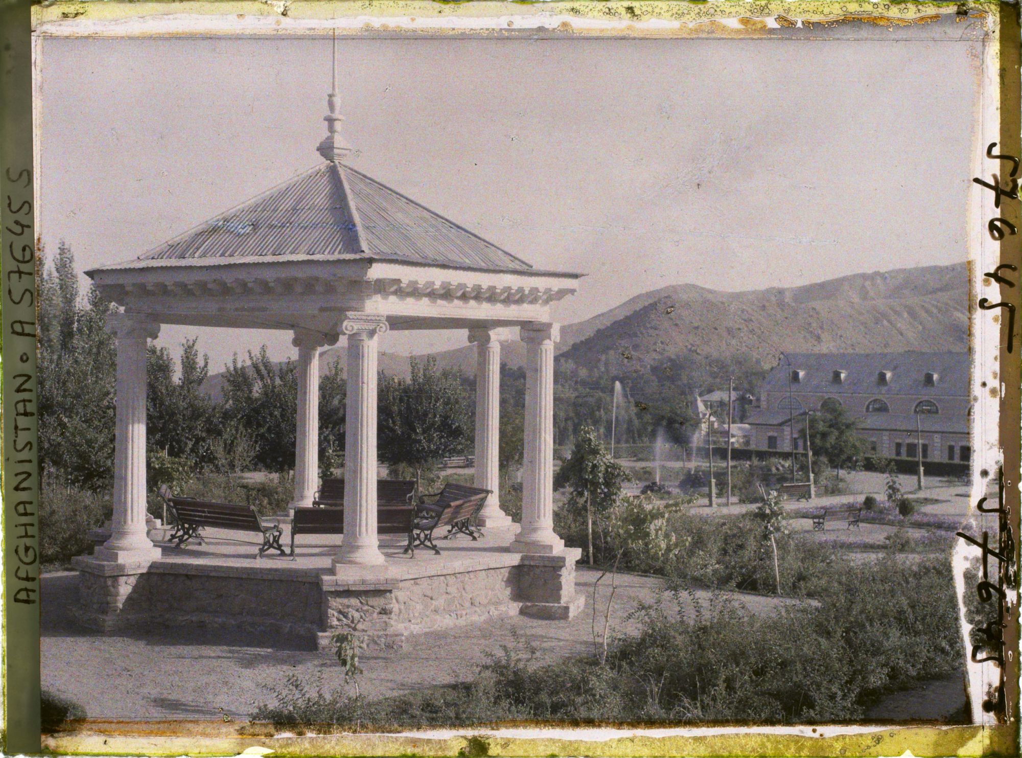 Image représentant Dans le Jardin public (Bâgh-e omumi), le kiosque à musique ; au fond à droite le théâtre