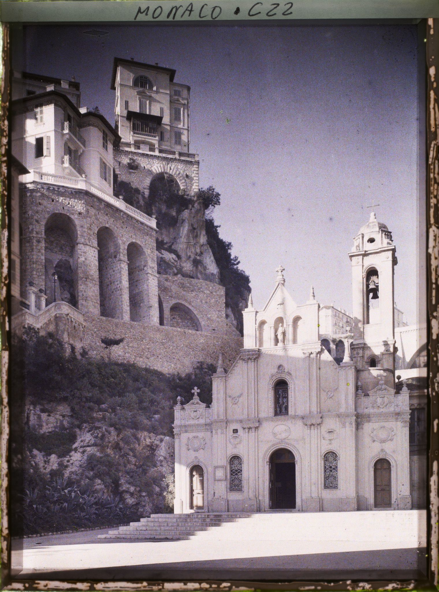 Image représentant Constructions urbaines surmontant l'église Ste Dévote, à Monte-Carlo ?