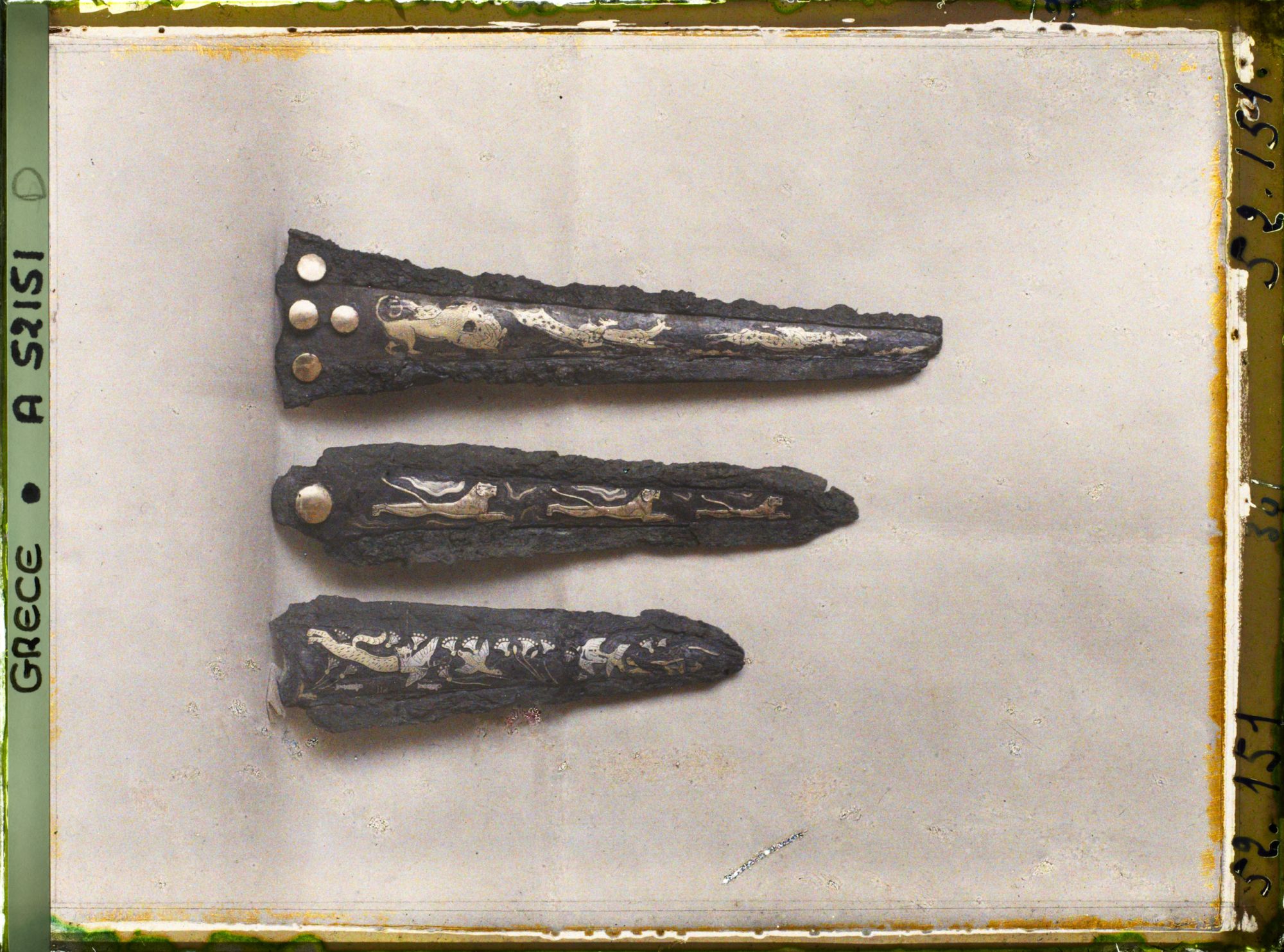Image représentant Trois lames de poignards (bronze incrusté d'or, d'argent et nielle) provenant de Mycènes (verso)