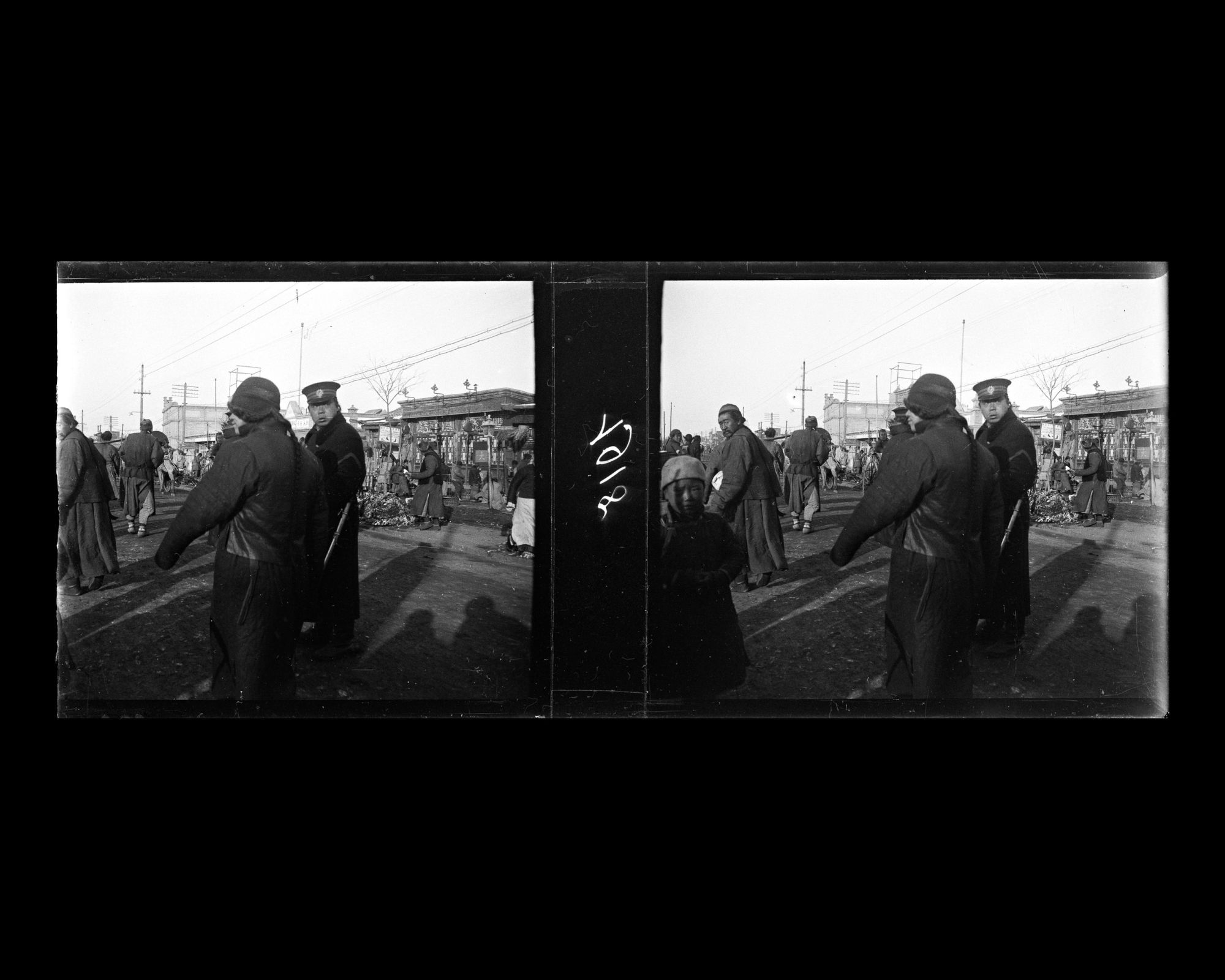 Image représentant Un militaire et des passants, certainement Dongdan pailou dajie ("avenue du Portique Isolé de l'Est")