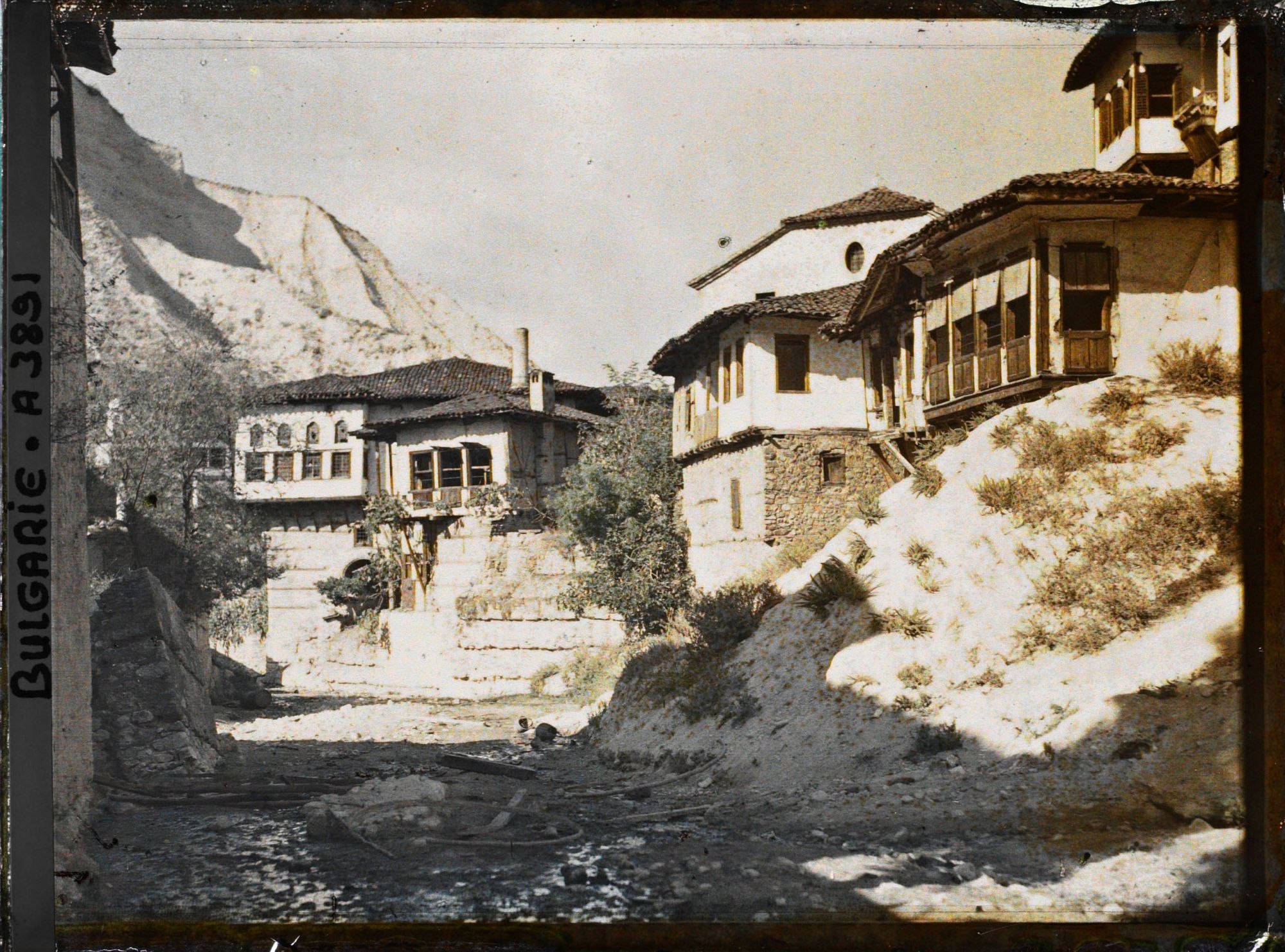 Image représentant Rue de terre battue bordée de maisons en étages dans la partie nord de la ville