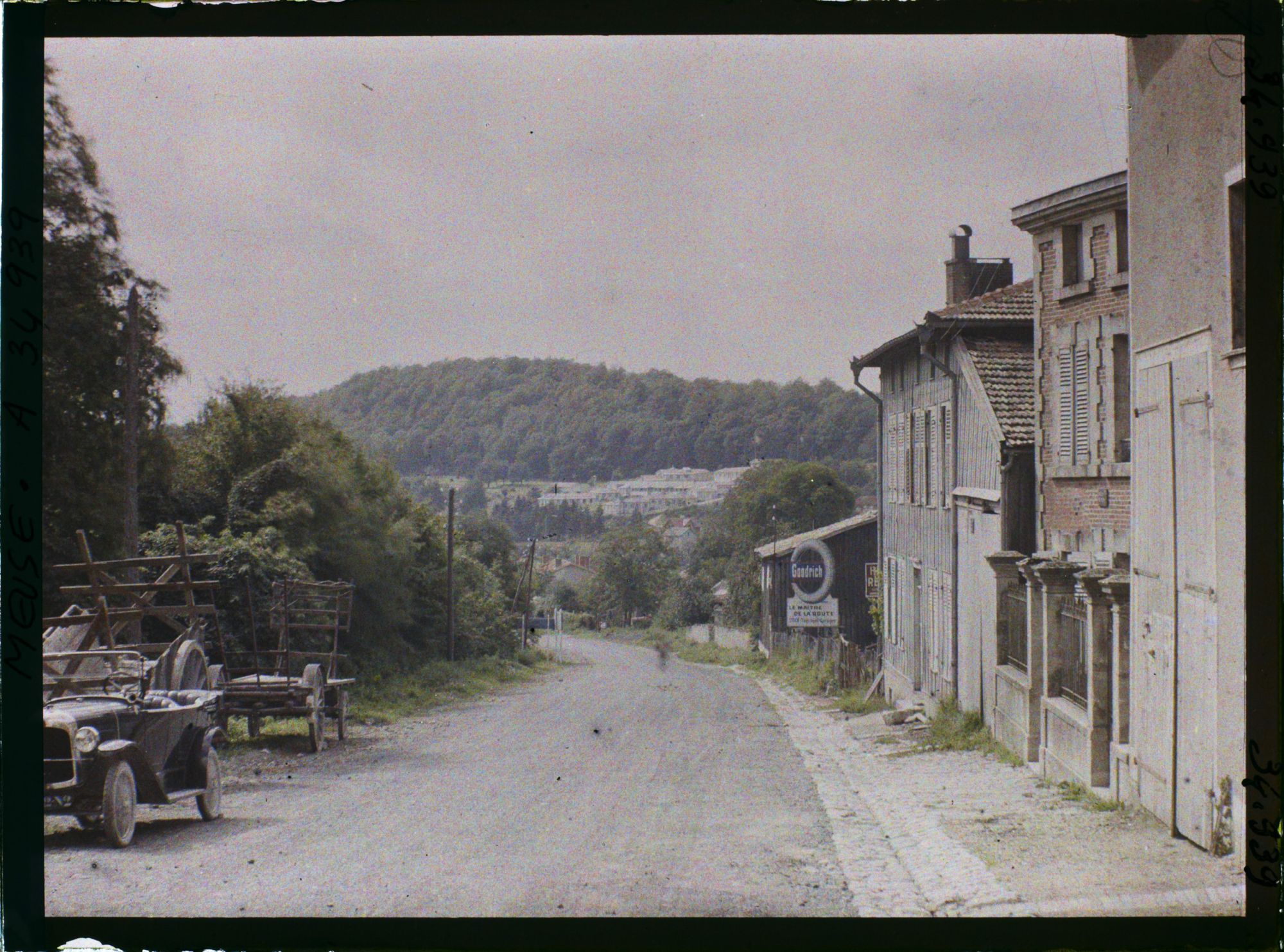 Image représentant France, Clermont en Argonne, Sortie de Clermont vers Ste Ménehould, au fond, le bois Bachin et le Prematorium