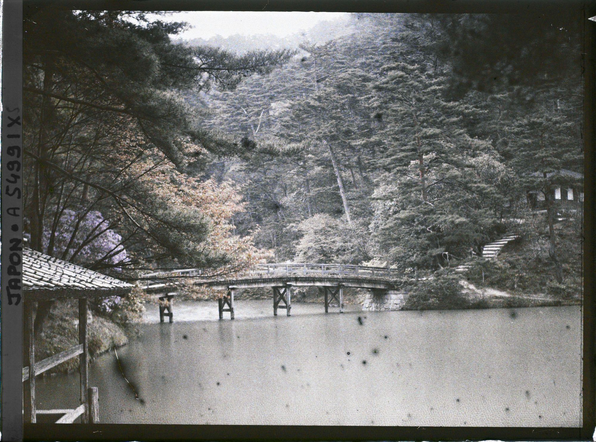 Image représentant Les jardins de la villa impériale Shugakuin Rikyû : l'étang Yokuryu et le pont Do-bashi