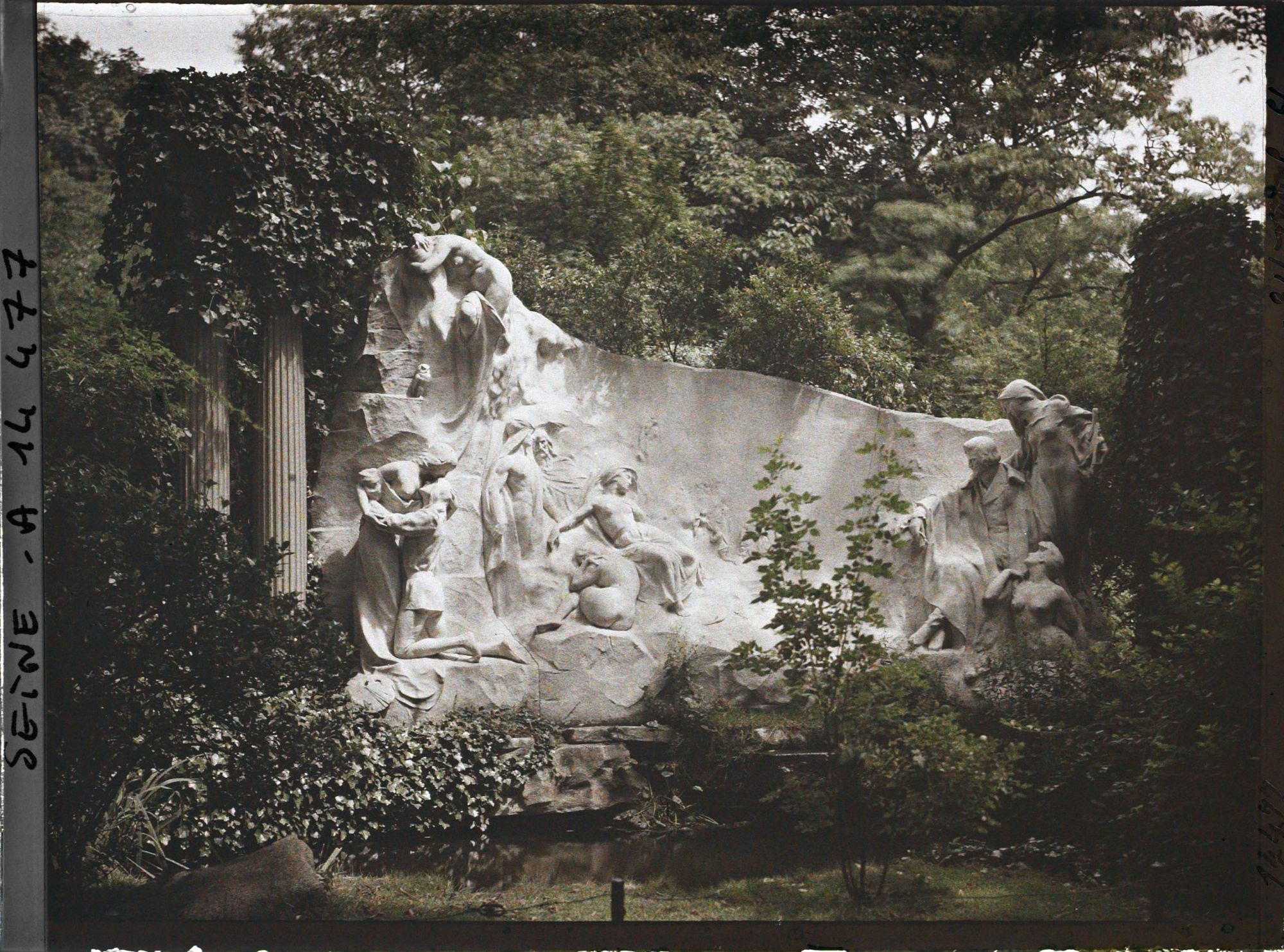 Image représentant Monument d'Alfred de Musset au Jardin de la Vallée suisse, Le Rêve du Poète
