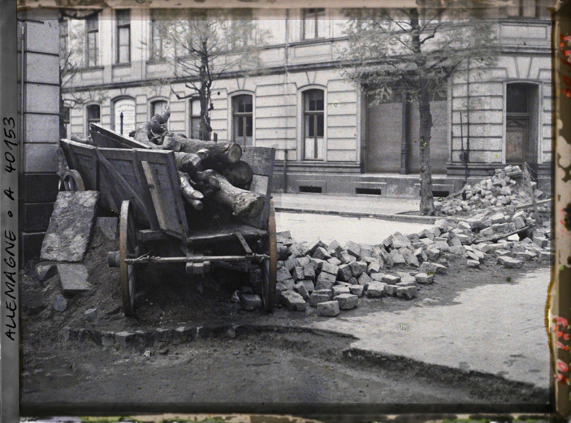 Image représentant Prusse, Crefeld, Barricade Hôtel de Ville