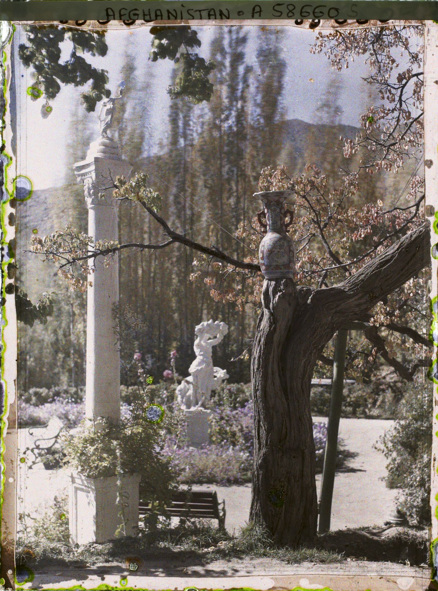 Image représentant Dans le Jardin du Palais royal (Bâlâ Bâgh, "jardin d'en haut"), vers le rond-point, devant le pavillon