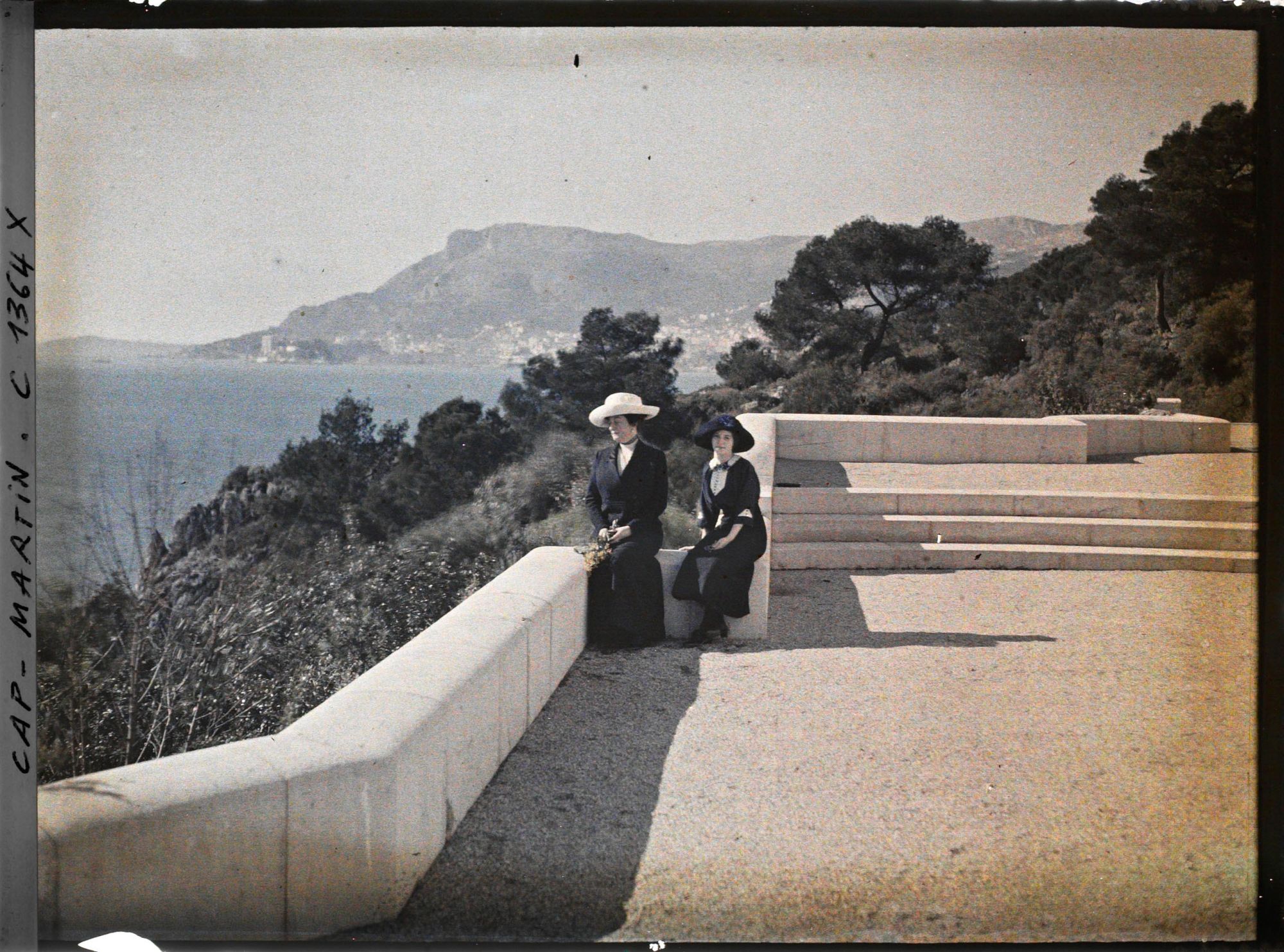 Image représentant La baronne Bertha von Schoen et sa fille Marie-Yvonne sur la terrasse de la villa Kahn