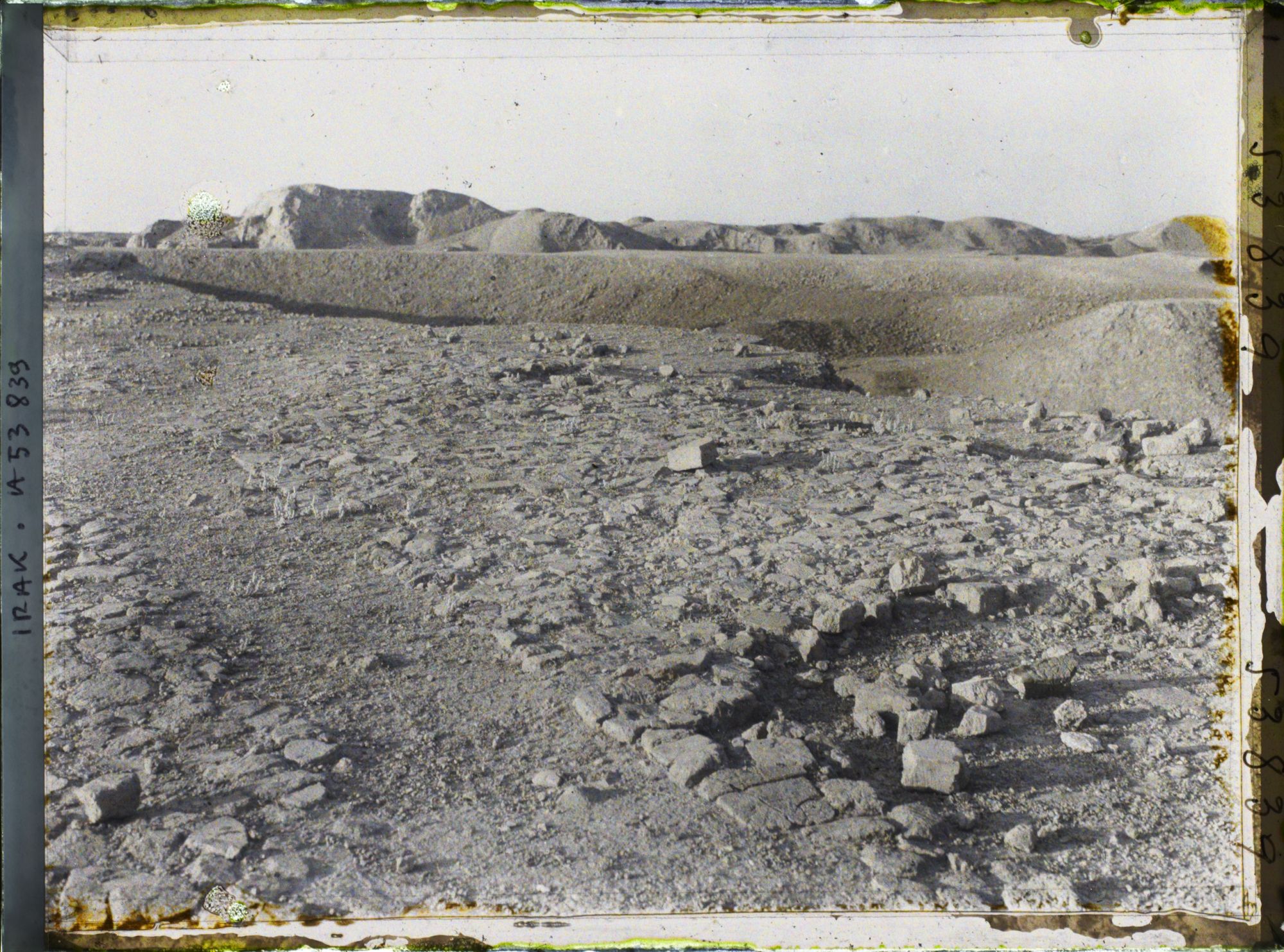 Image représentant La voie processionnelle ou voie sacrée, ouverte par la porte d'Ishtar (VIe siècle avant J.-C.)