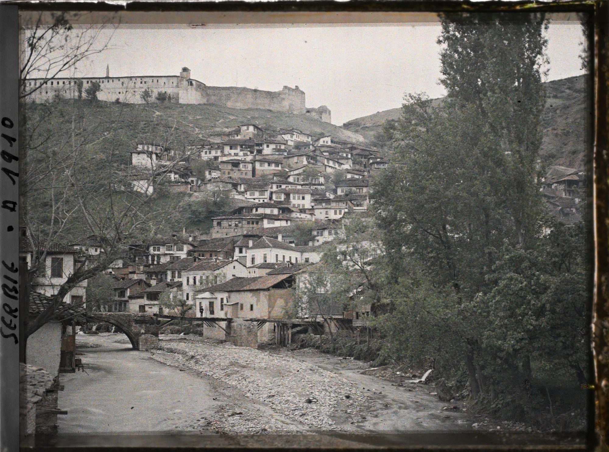 Image représentant La rivière Bistrica, la ville serbe et la forteresse