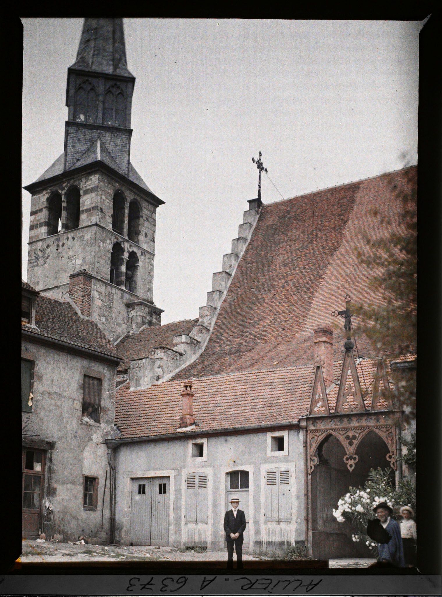 Image représentant L'entrée de l'église Sainte-Croix, cour des Bénédictins