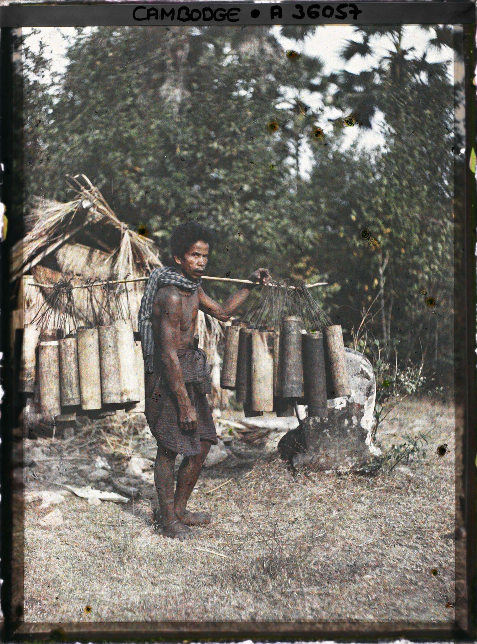 Image représentant Un homme transportant du jus de palme