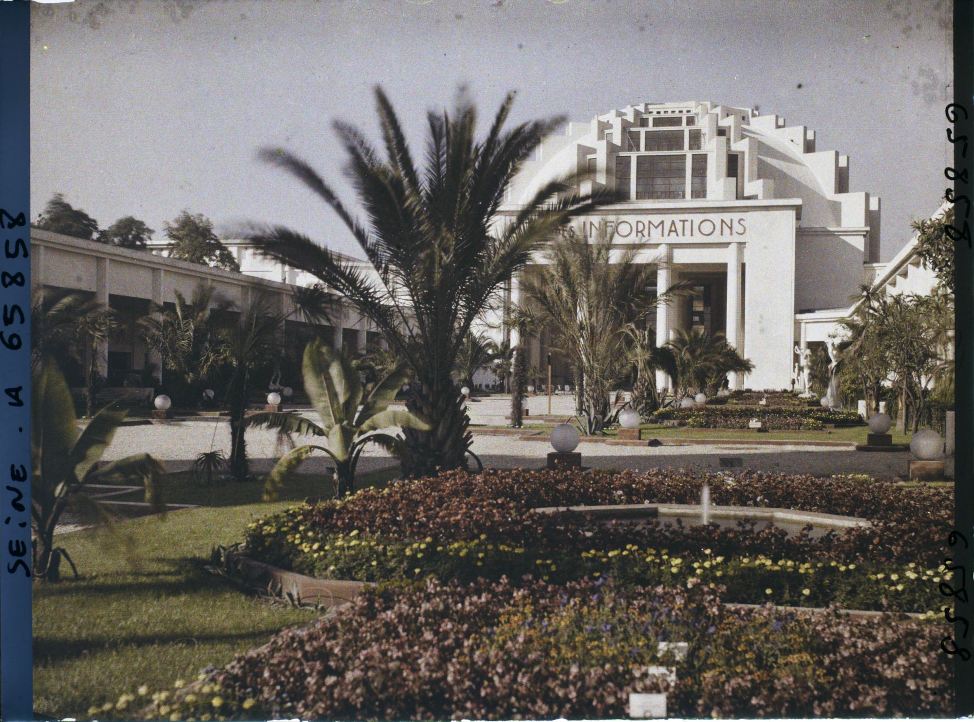 Image représentant L'Exposition Coloniale Internationale de 1931, parterres devant le pavillon central de la Cité des Informations