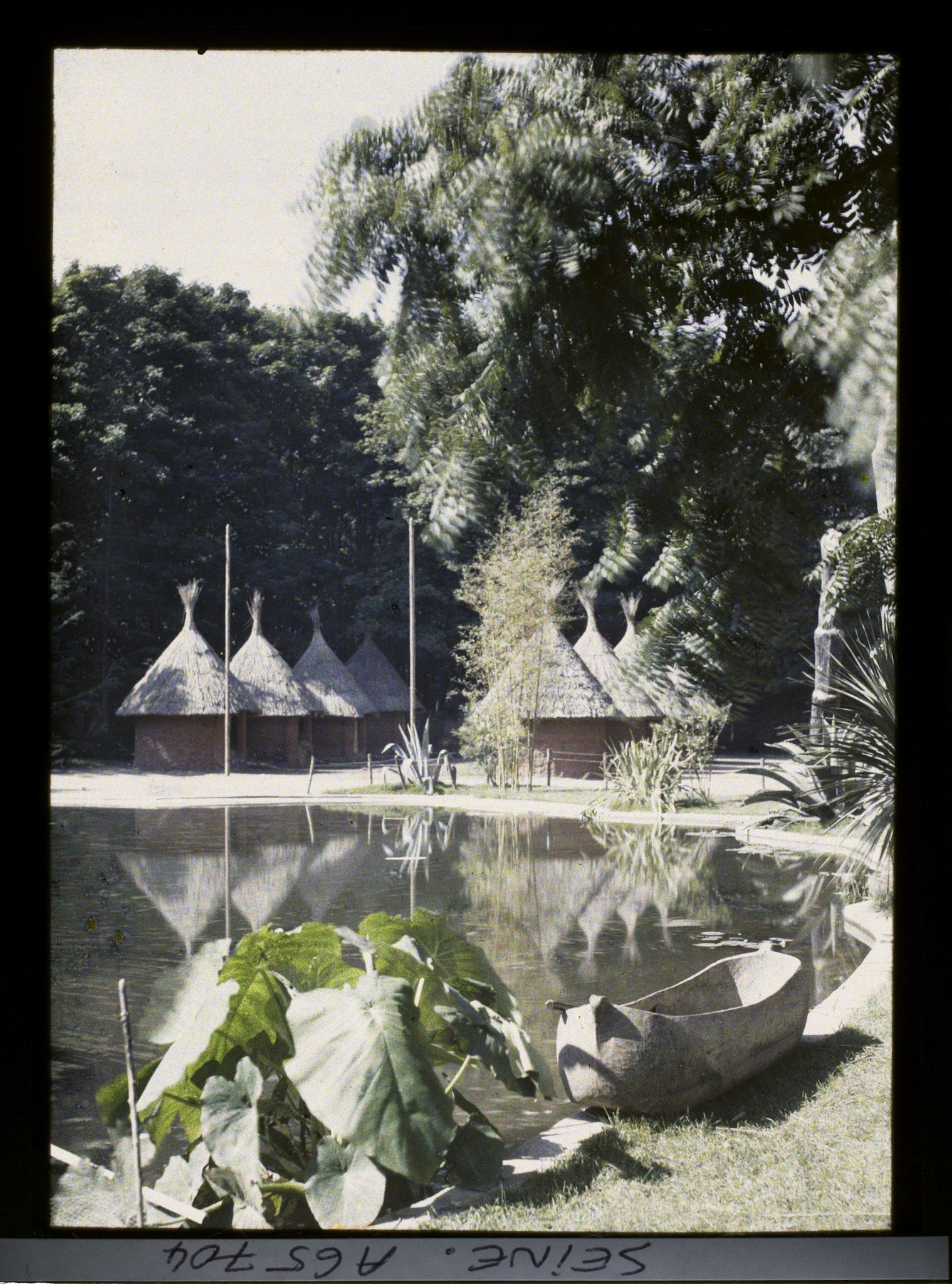 Image représentant L'Exposition Coloniale Internationale de 1931, le village indigène de l'AOF (Afrique occidentale française)