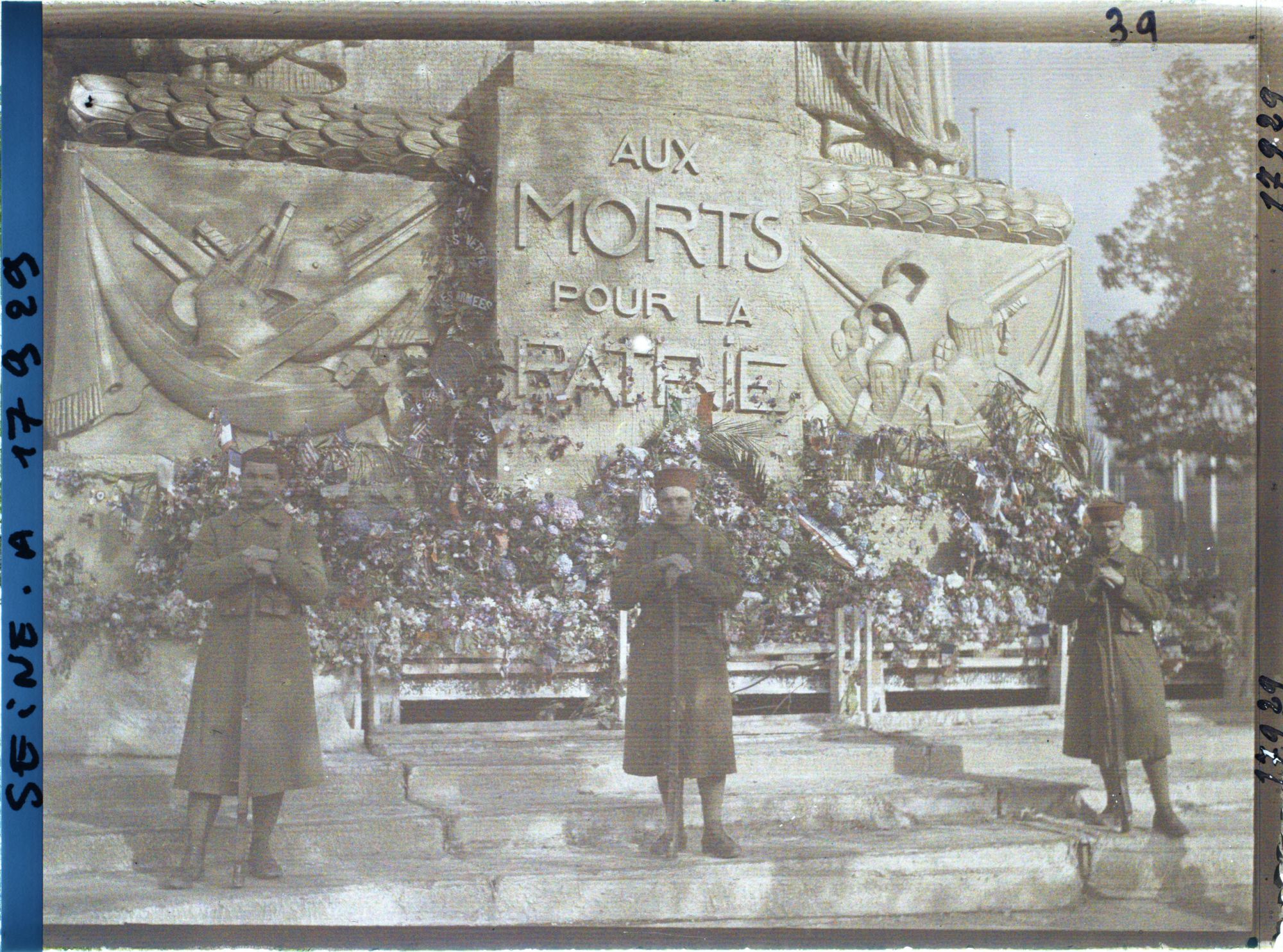 Image représentant Soldats de l'Armée coloniale aux pieds du Cénotaphe dedié aux morts pour la patrie place de l'Etoile
