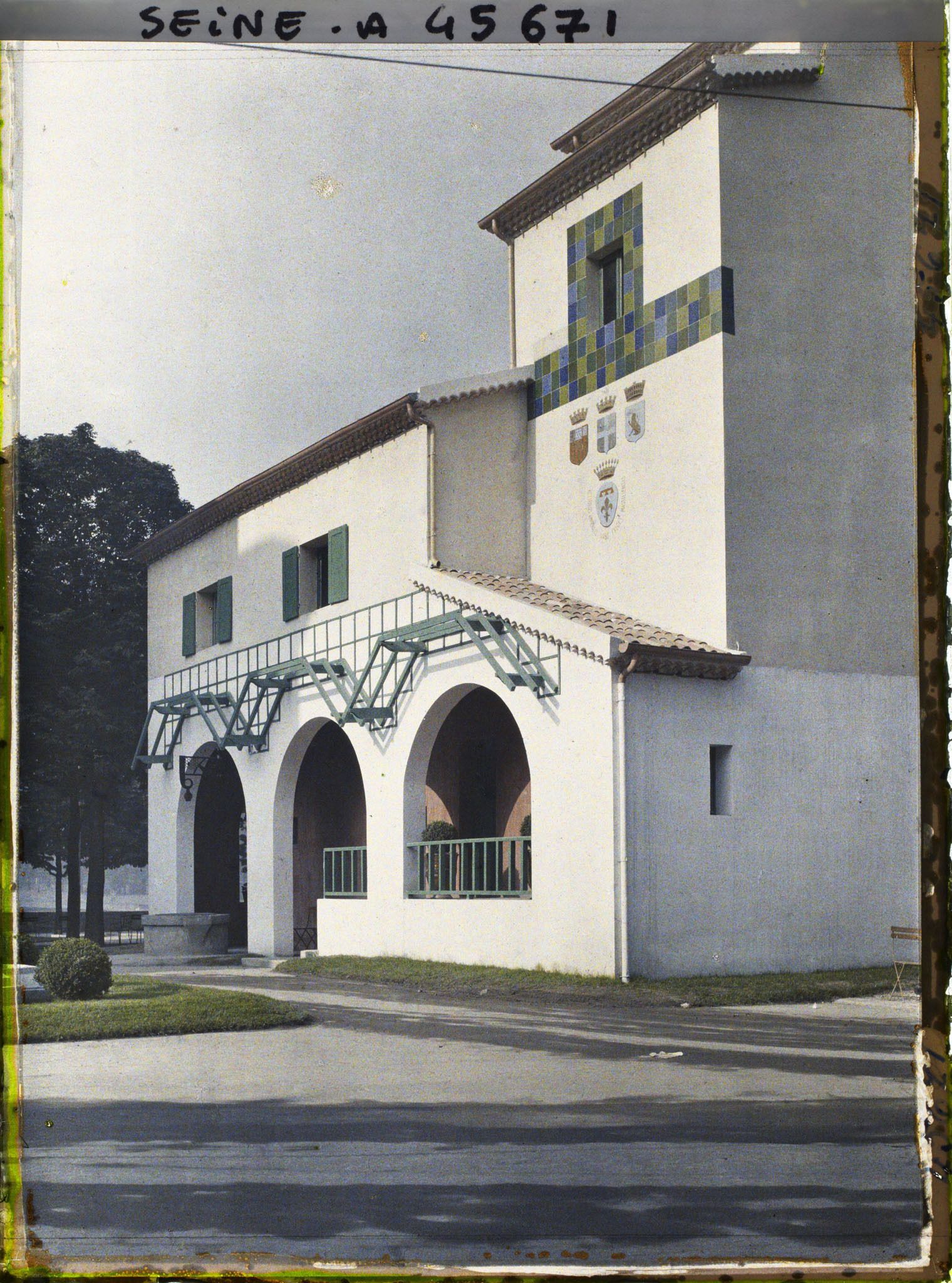 Image représentant L'Exposition des arts décoratifs, Pavillon de la Provence, sur le cours la Reine, Le mas